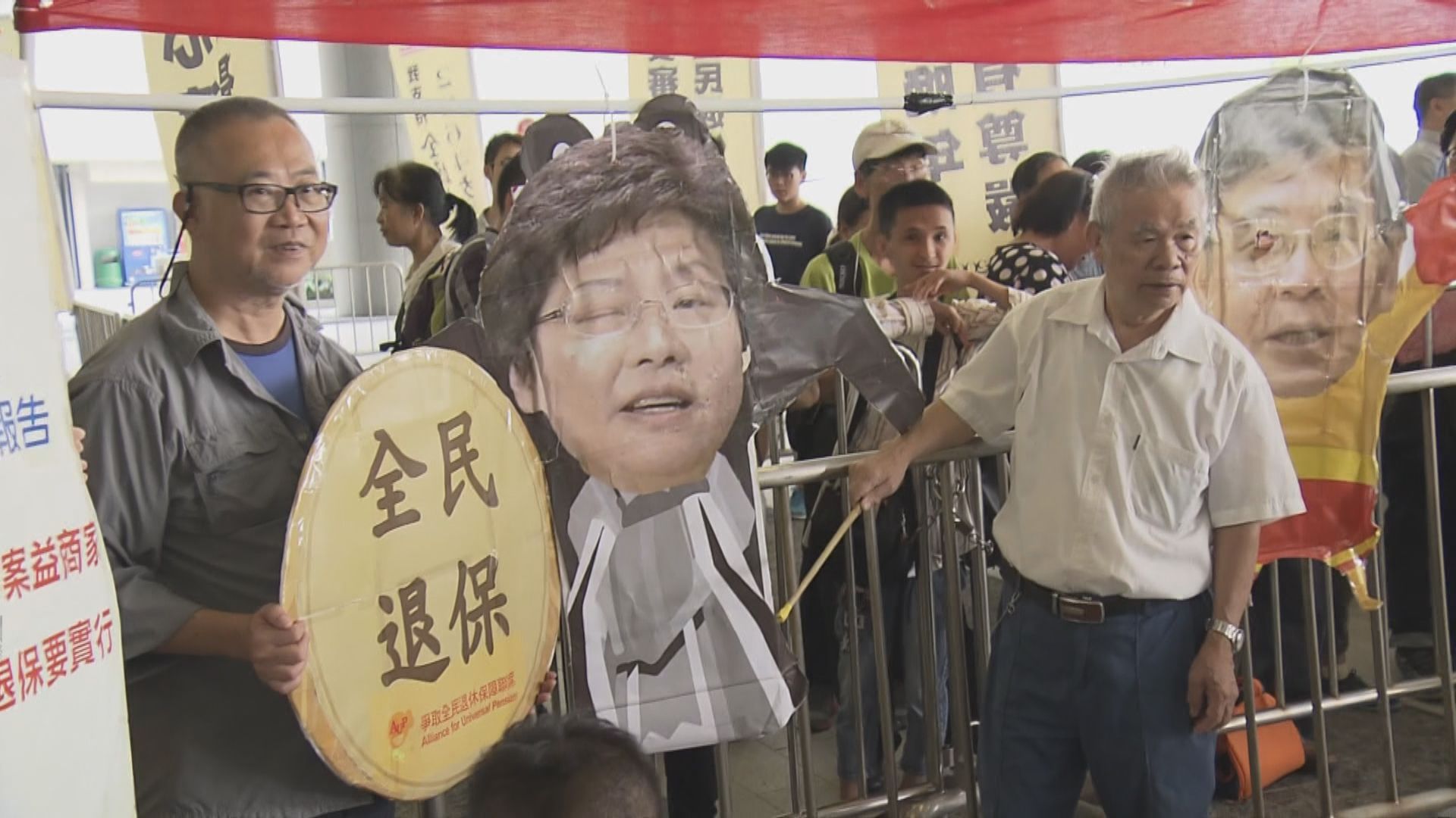 林鄭發表施政報告前　多個團體立法會外請願