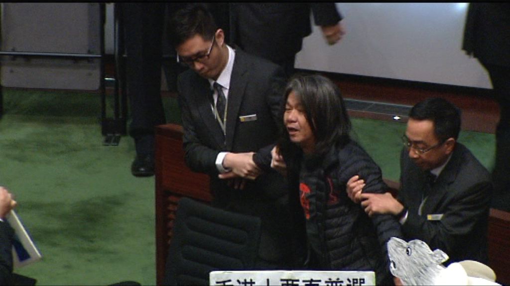 社民連梁國雄示威遭逐出會議廳