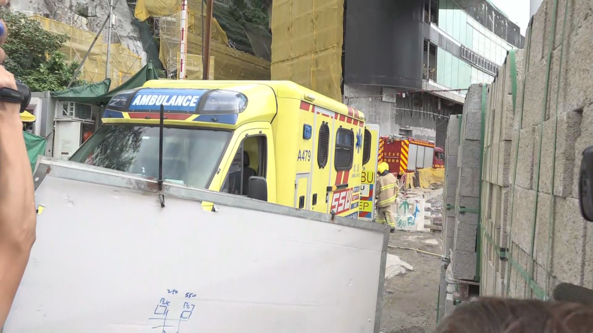 海洋公園工業意外　工人遭倒塌泥石壓着昏迷