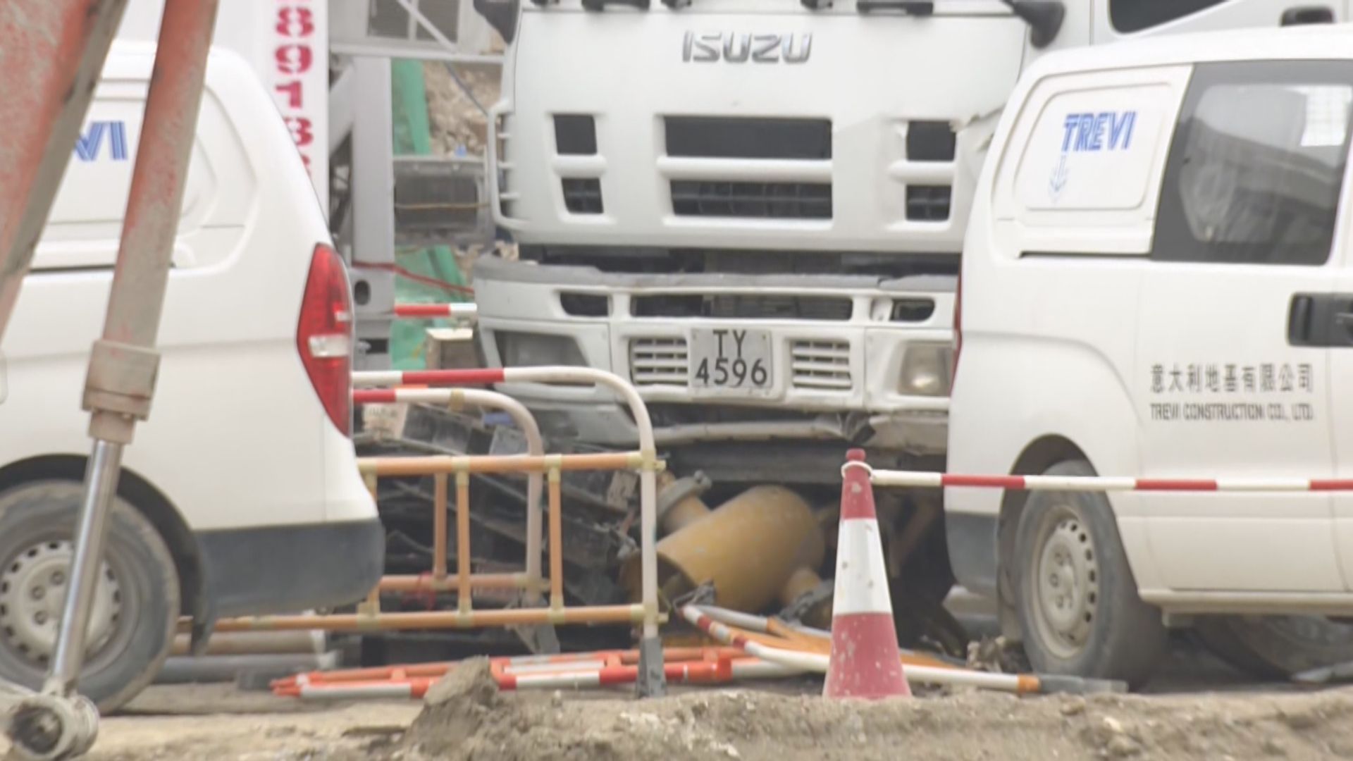 東涌泥頭車撞輕型貨車　泥頭車司機死亡