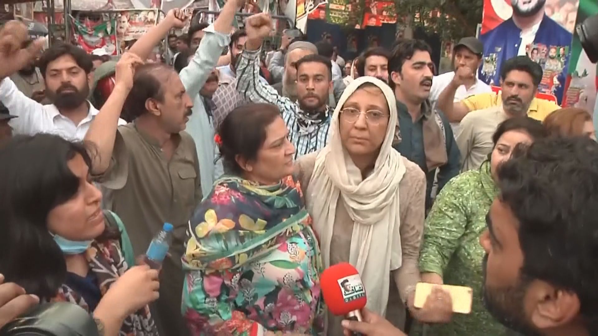 巴基斯坦民眾阻止當局拘捕前總理伊姆蘭汗與警方爆發衝突