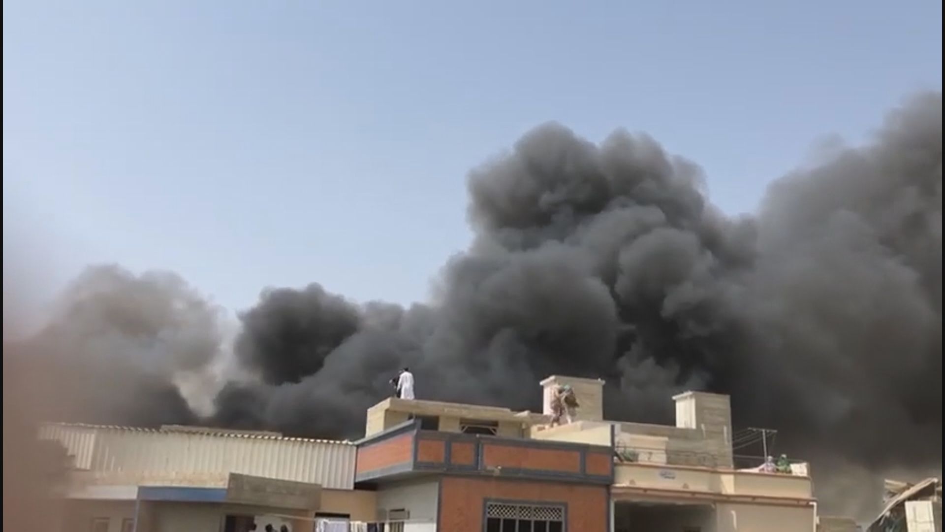 巴基斯坦載有百多人客機於卡拉奇附近民居墜毀未知傷亡