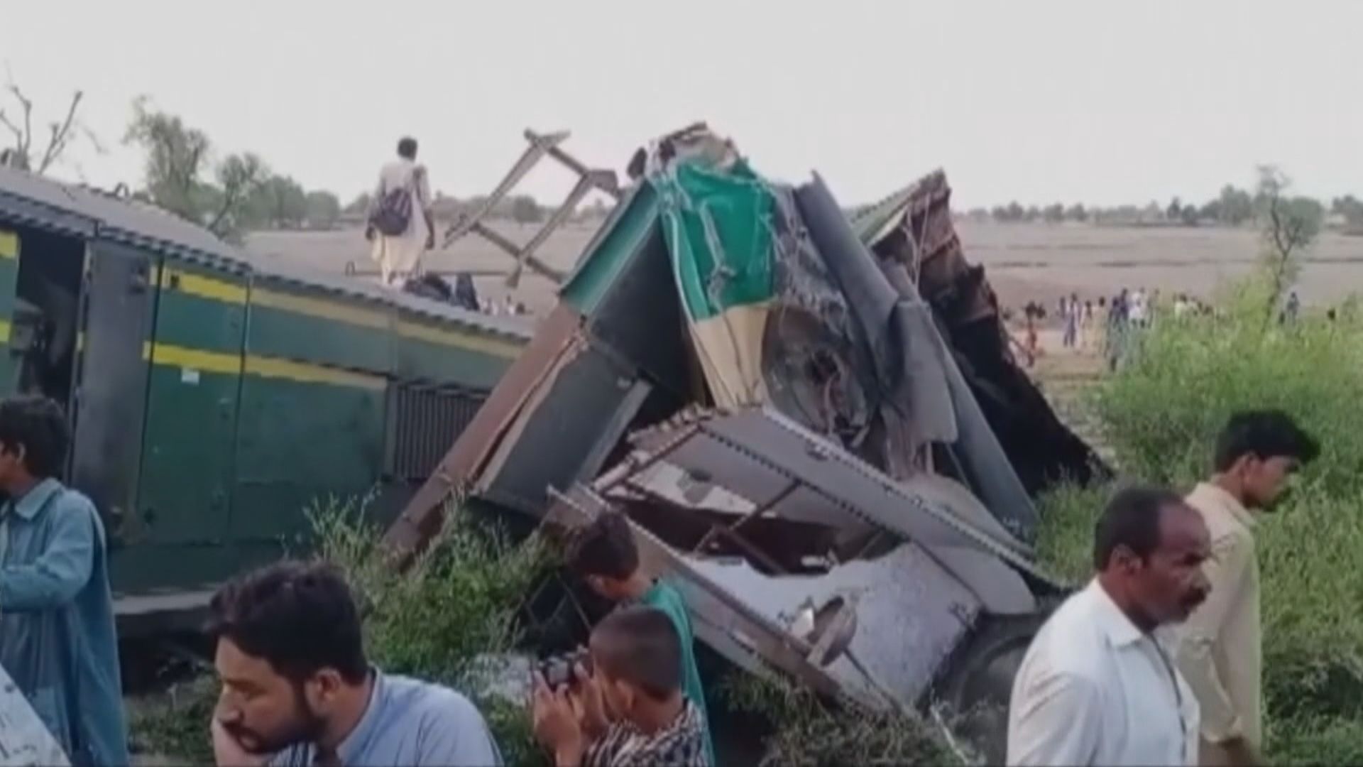 巴基斯坦有列車出軌相撞　40人死過百人傷