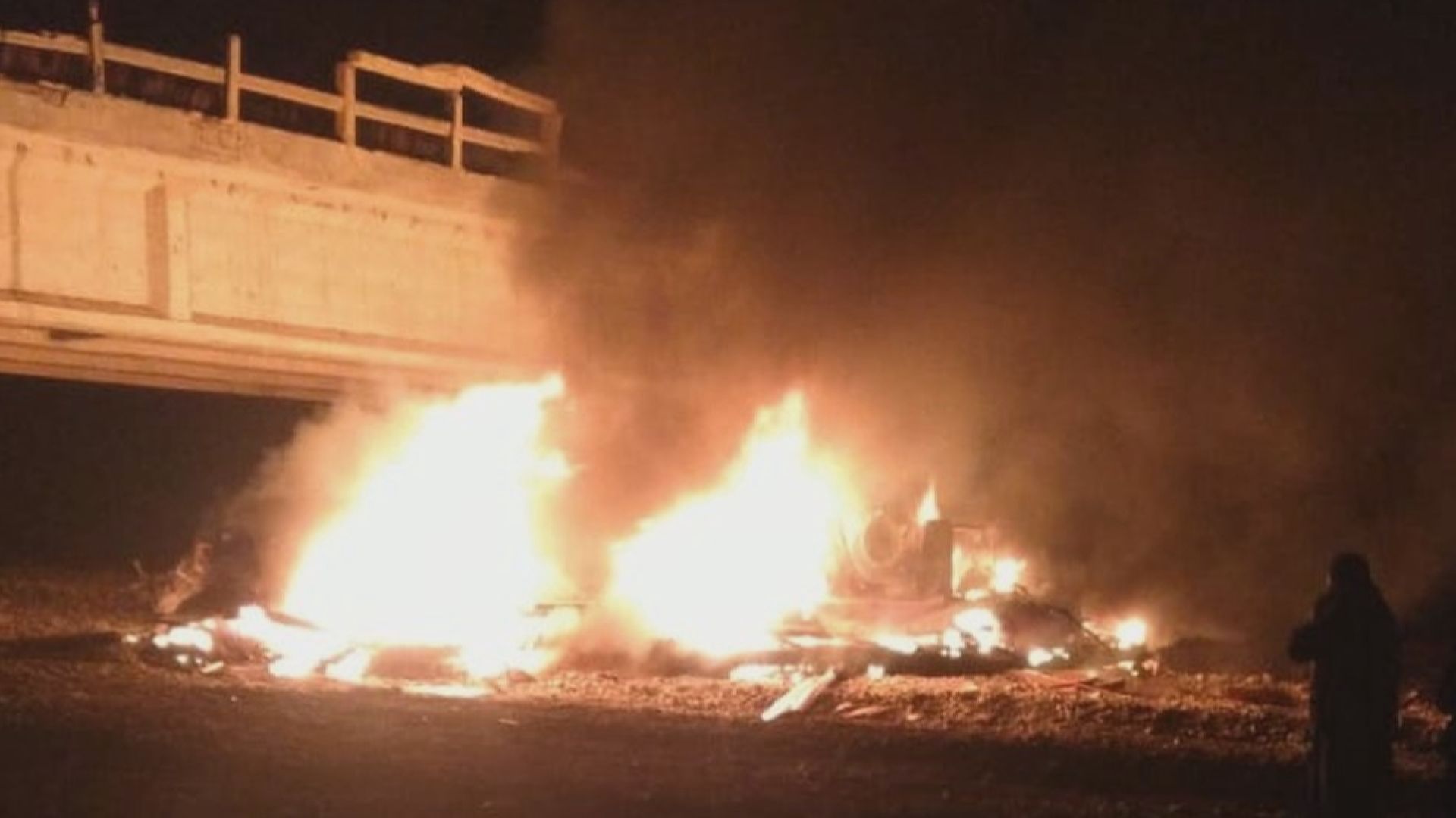 巴基斯坦巴士衝落峽谷起火至少四十死