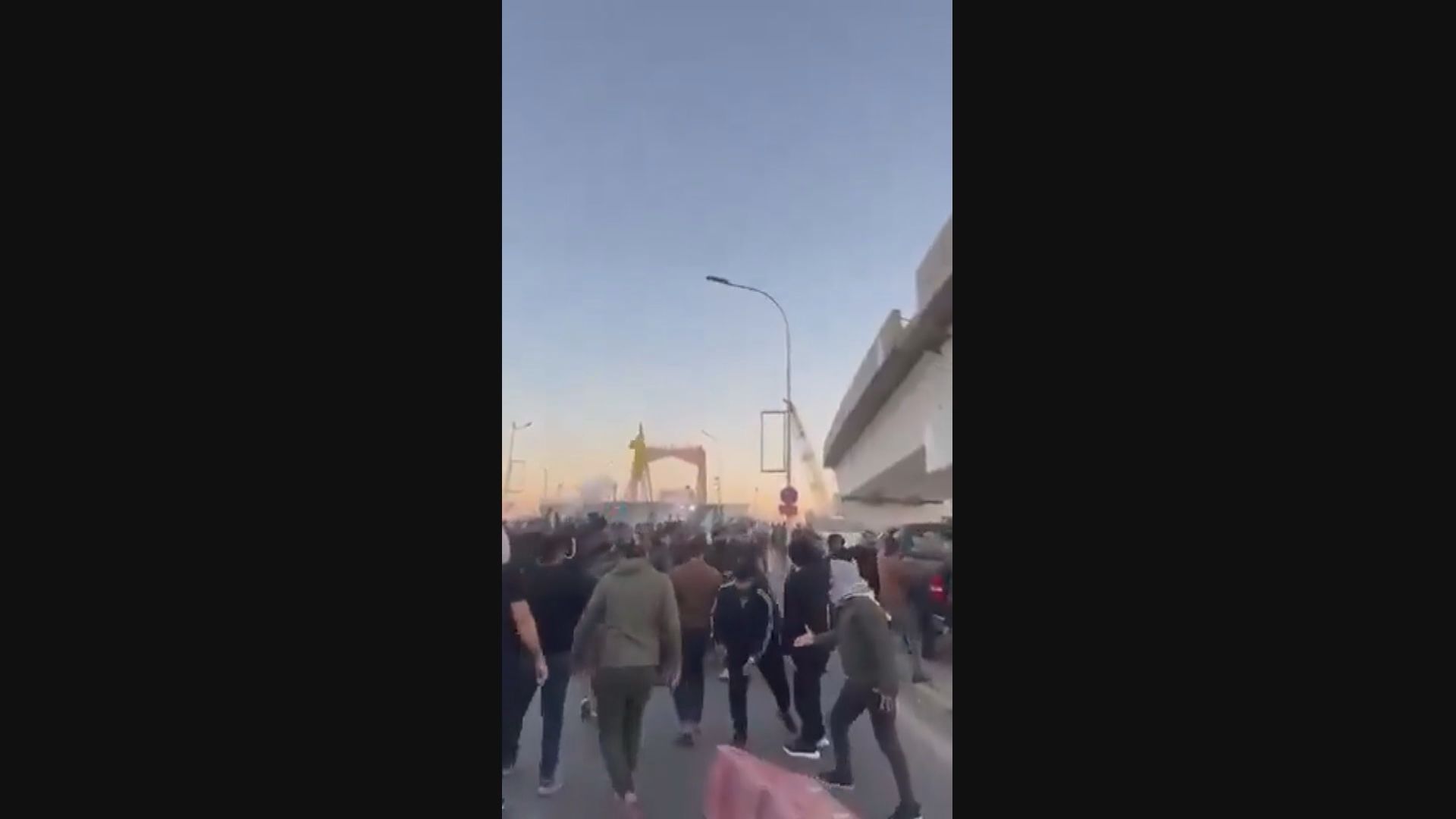 美以襲伊朗｜美國駐巴基斯坦卡拉奇領事館遭親伊朗示威者抗議　衝突至少釀九死八傷