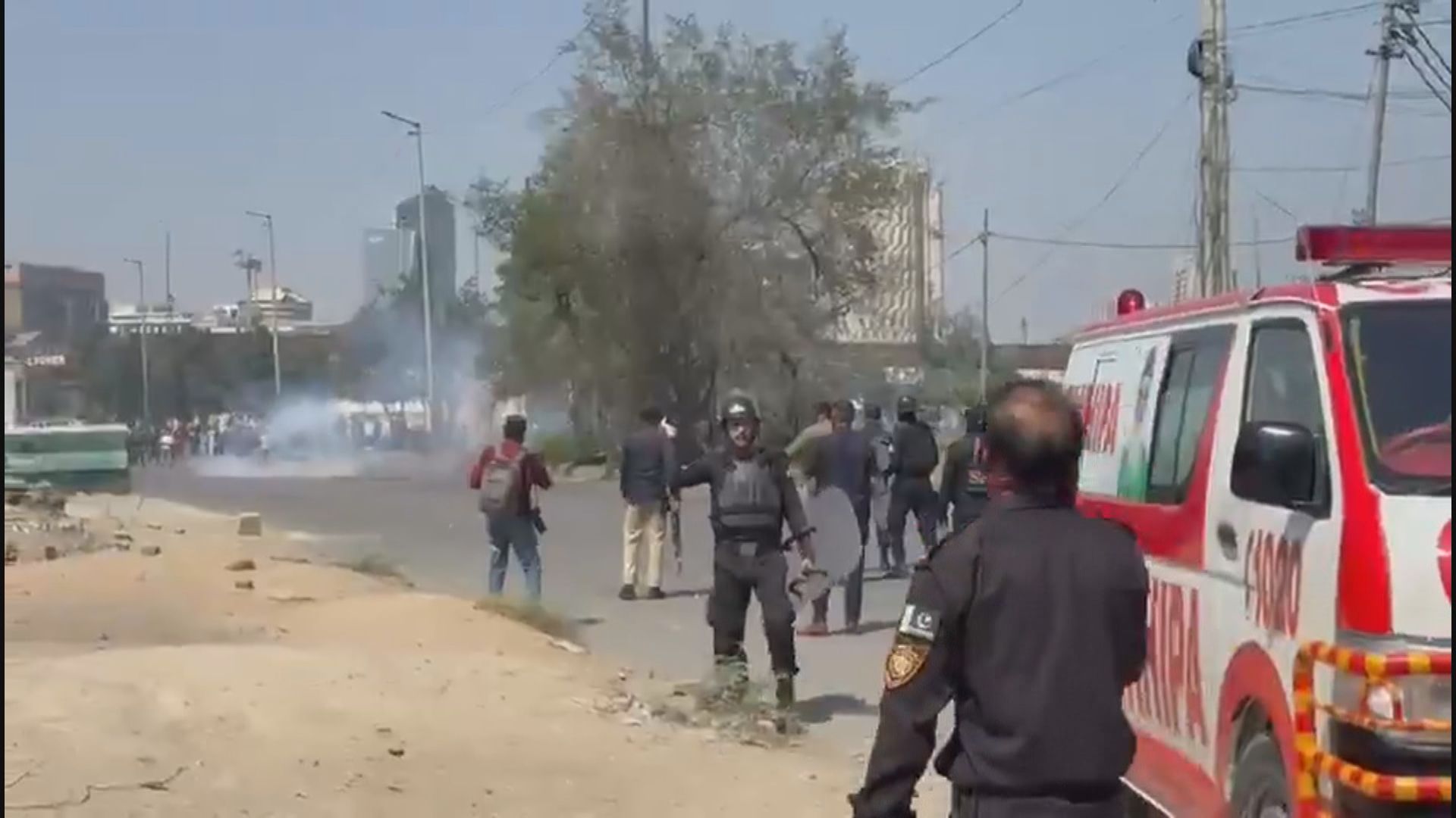 美以襲伊朗｜美國駐巴基斯坦卡拉奇領事館遭親伊朗示威者抗議　衝突至少釀九死十二傷