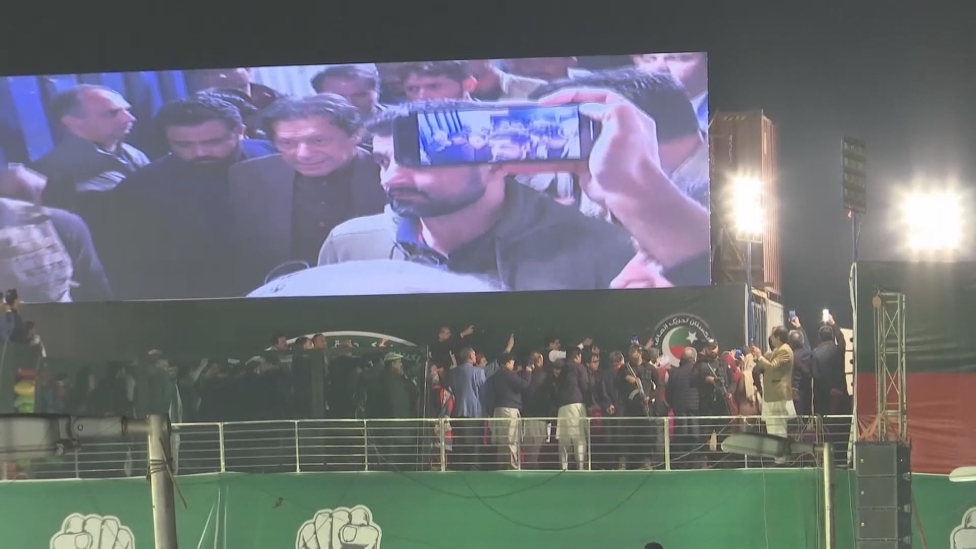 伊姆蘭汗遇襲受傷三周後首次公開露面