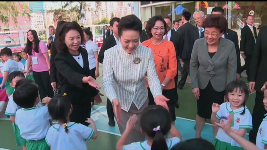 彭麗媛向香港幼稚園學生回信