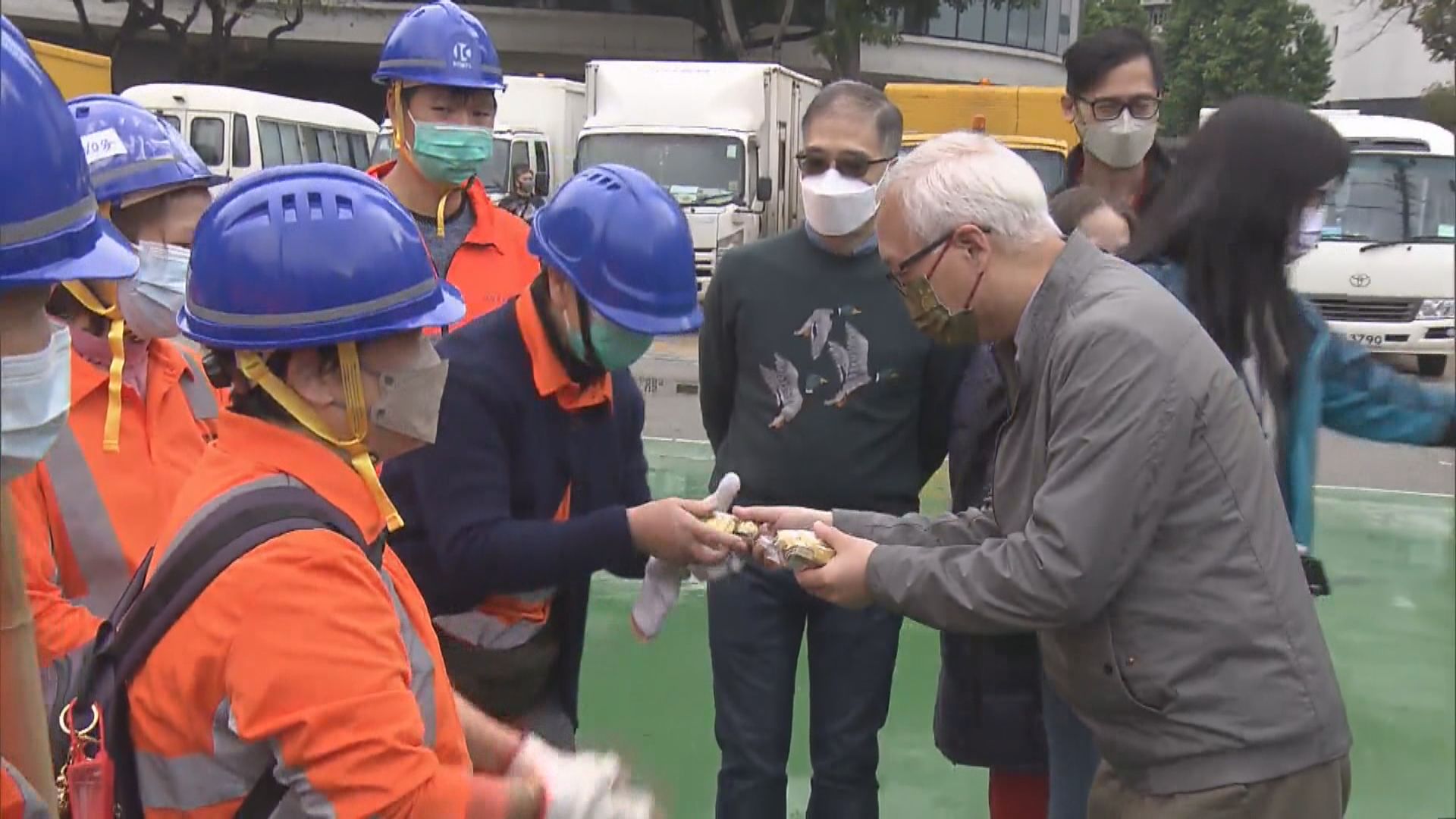 維園年宵市場清場　謝展寰到場視察慰問清潔工