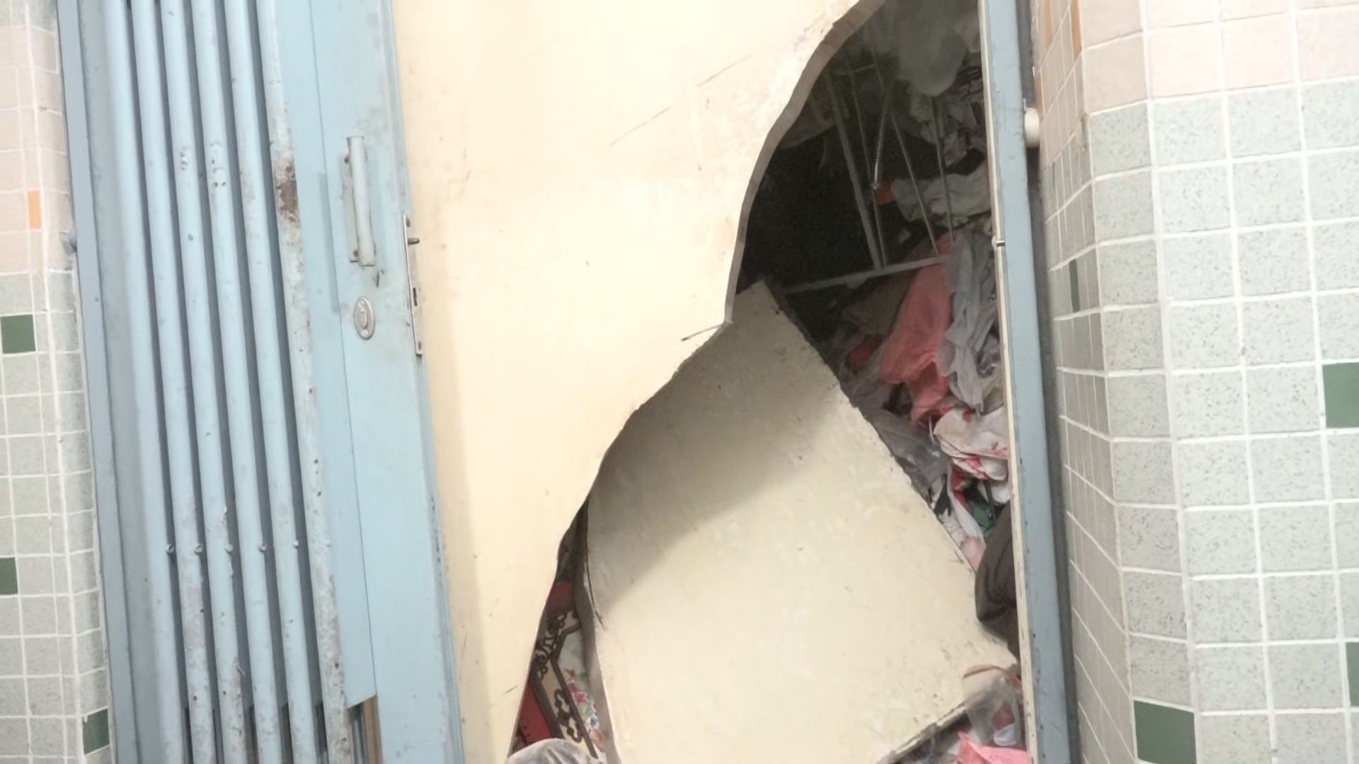 何文田邨屍體發現案　老翁身體被卡大門間死因待查