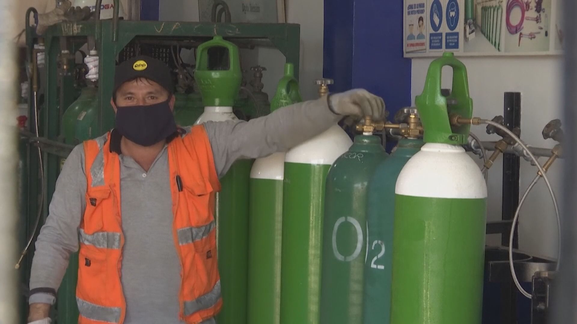 秘魯醫療用純氧短缺　居民自備氧氣樽排隊買純氧