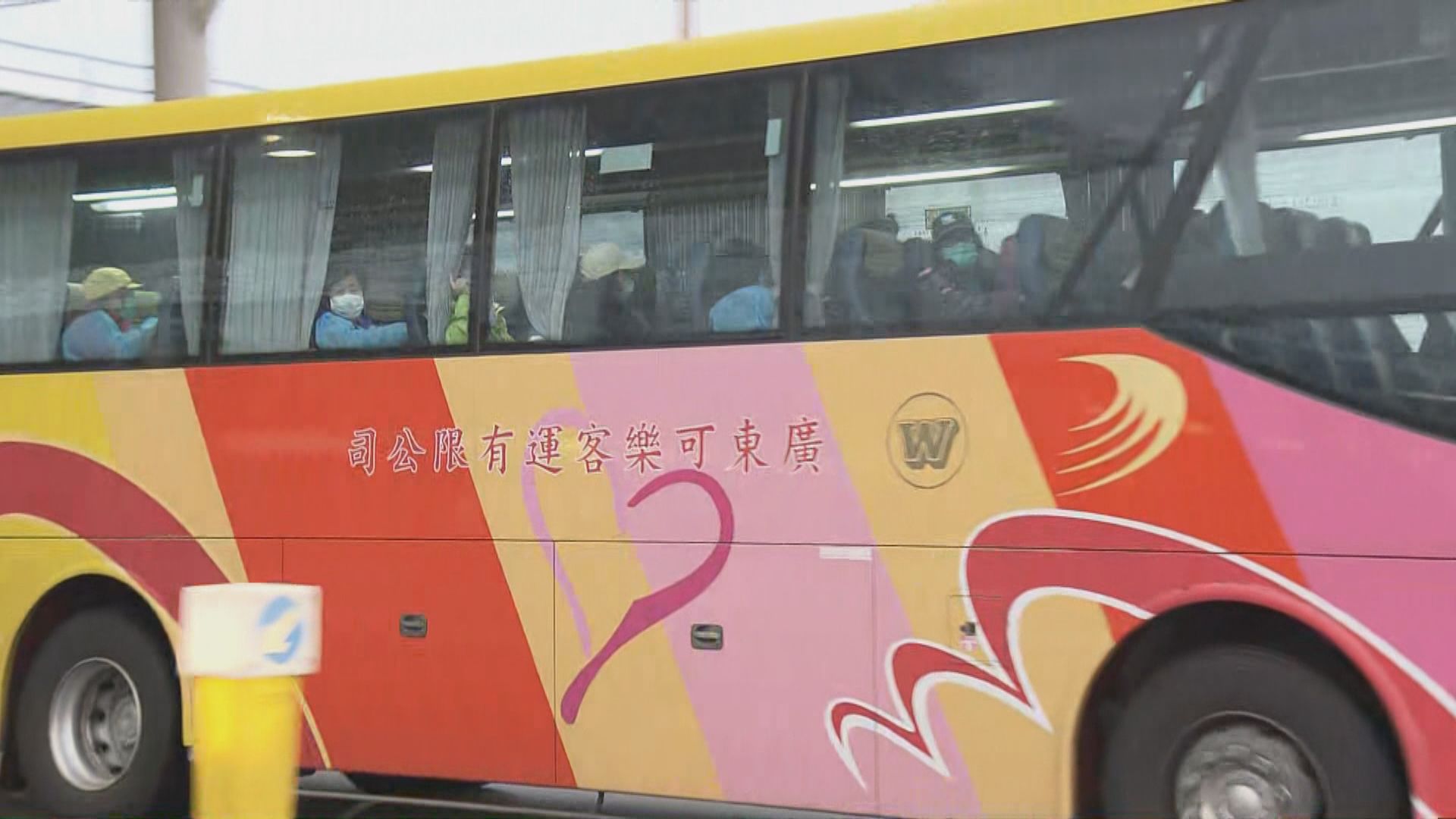 滯留秘魯港人抵港　由旅遊巴送往亞博進行檢測