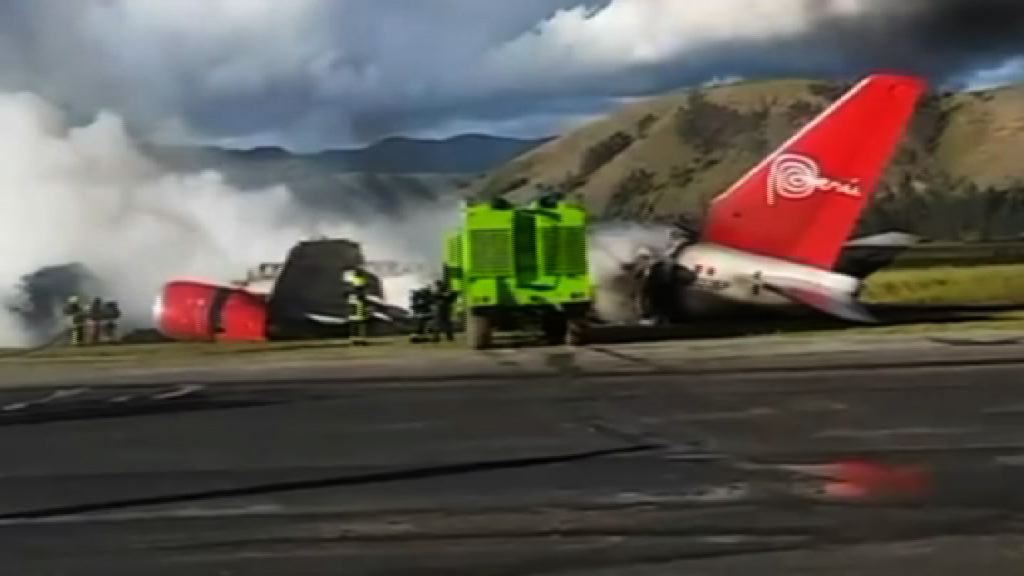 秘魯客機降落偏離跑道起火無人傷