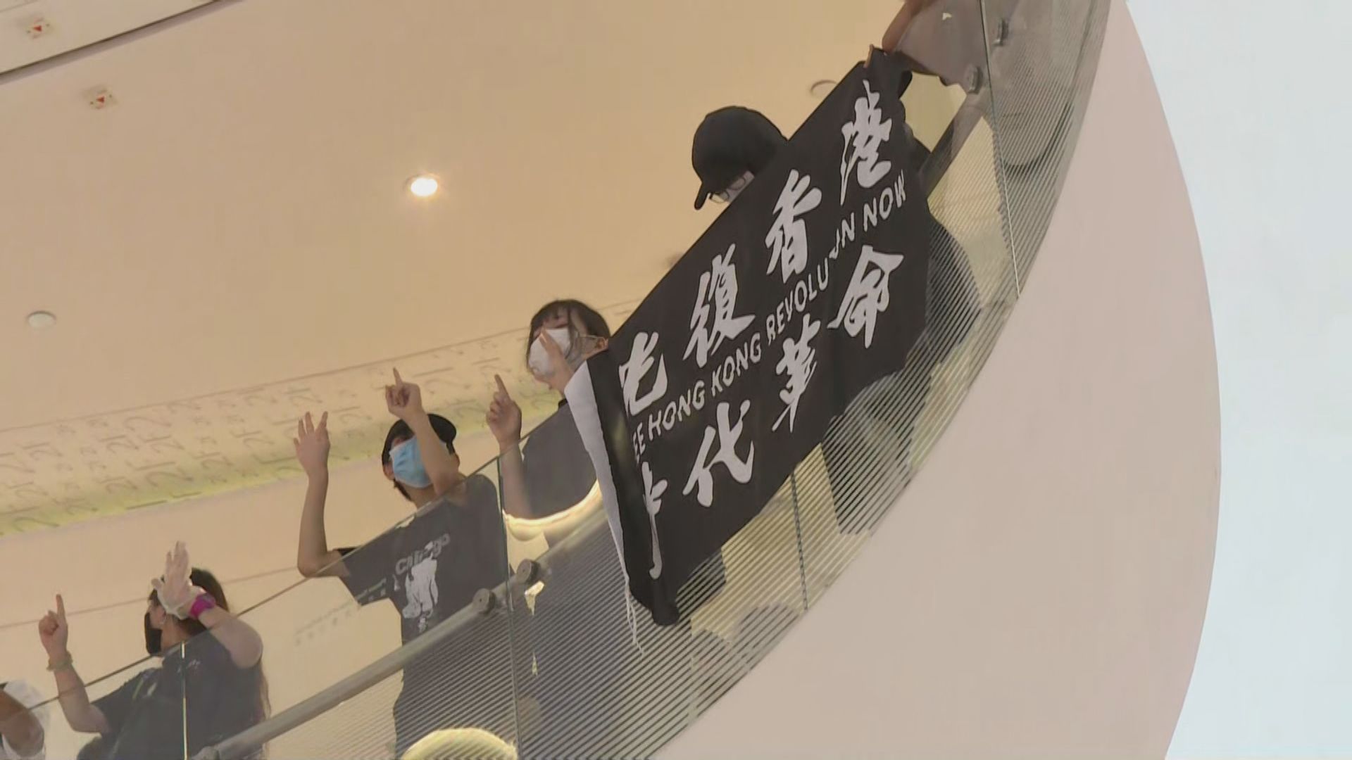 銅鑼灣希慎廣場有人群聚集高叫口號和唱歌