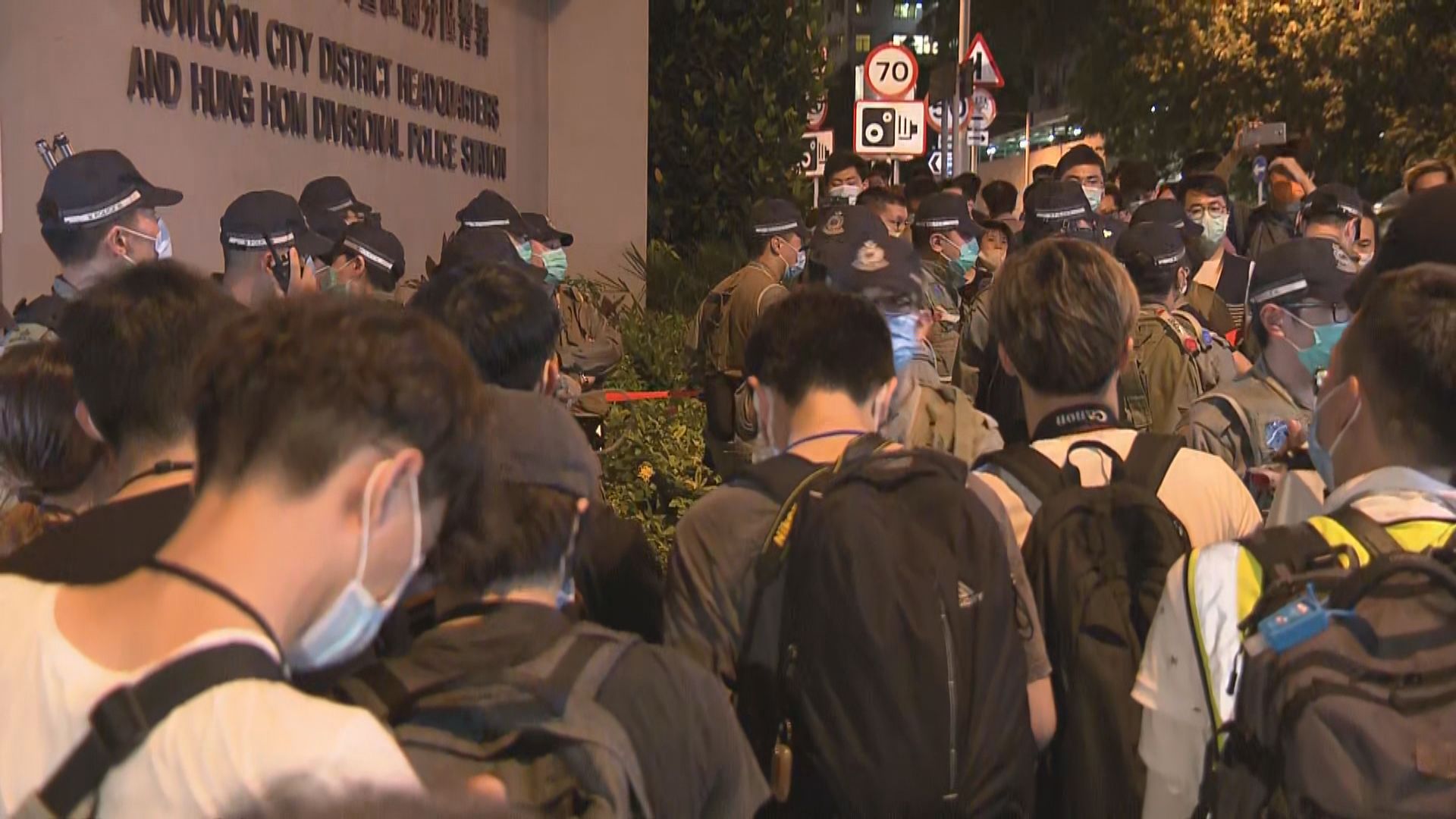 多名民主派議員到紅磡警署聲援林兆彬