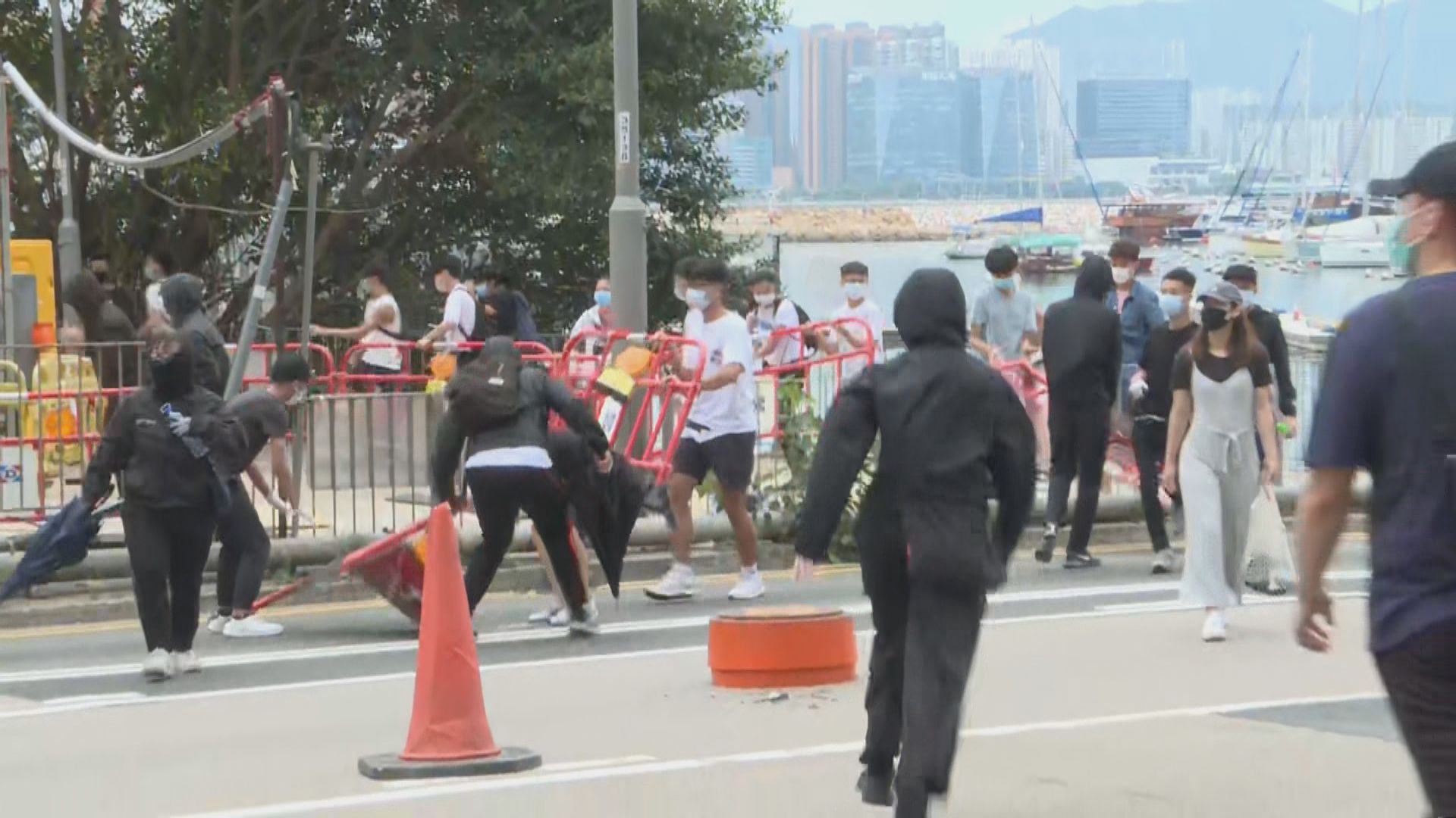 銅鑼灣及灣仔有人堵路　有交通燈被破壞