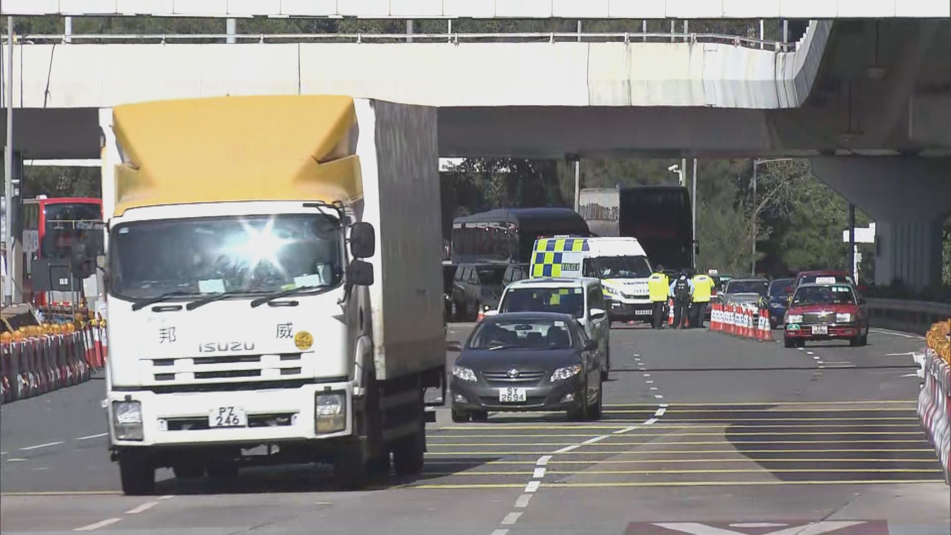 警方多處設路障　西隧截查車輛大排車龍