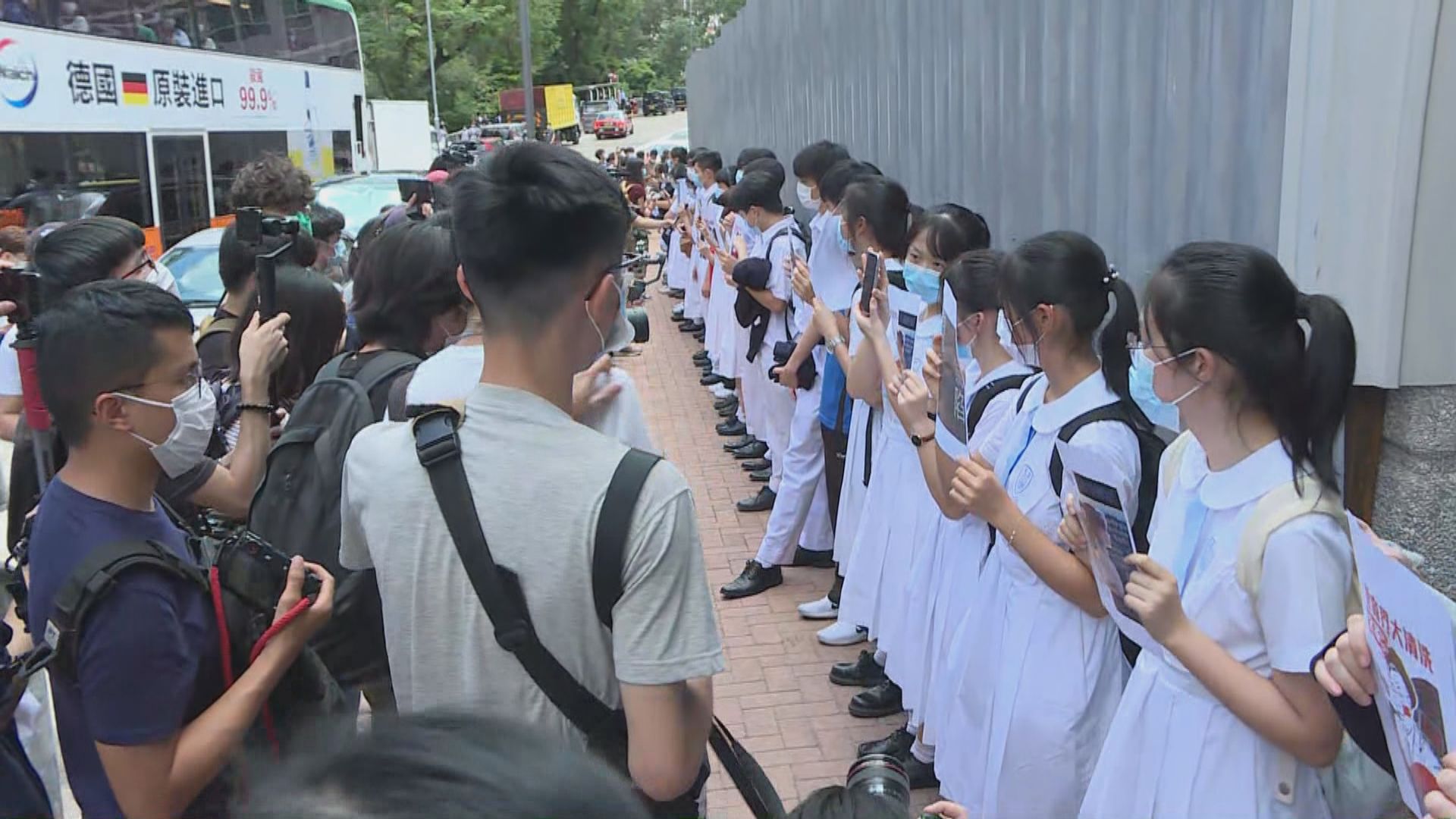 香島中學學生組人鏈　聲援不獲校方續約老師