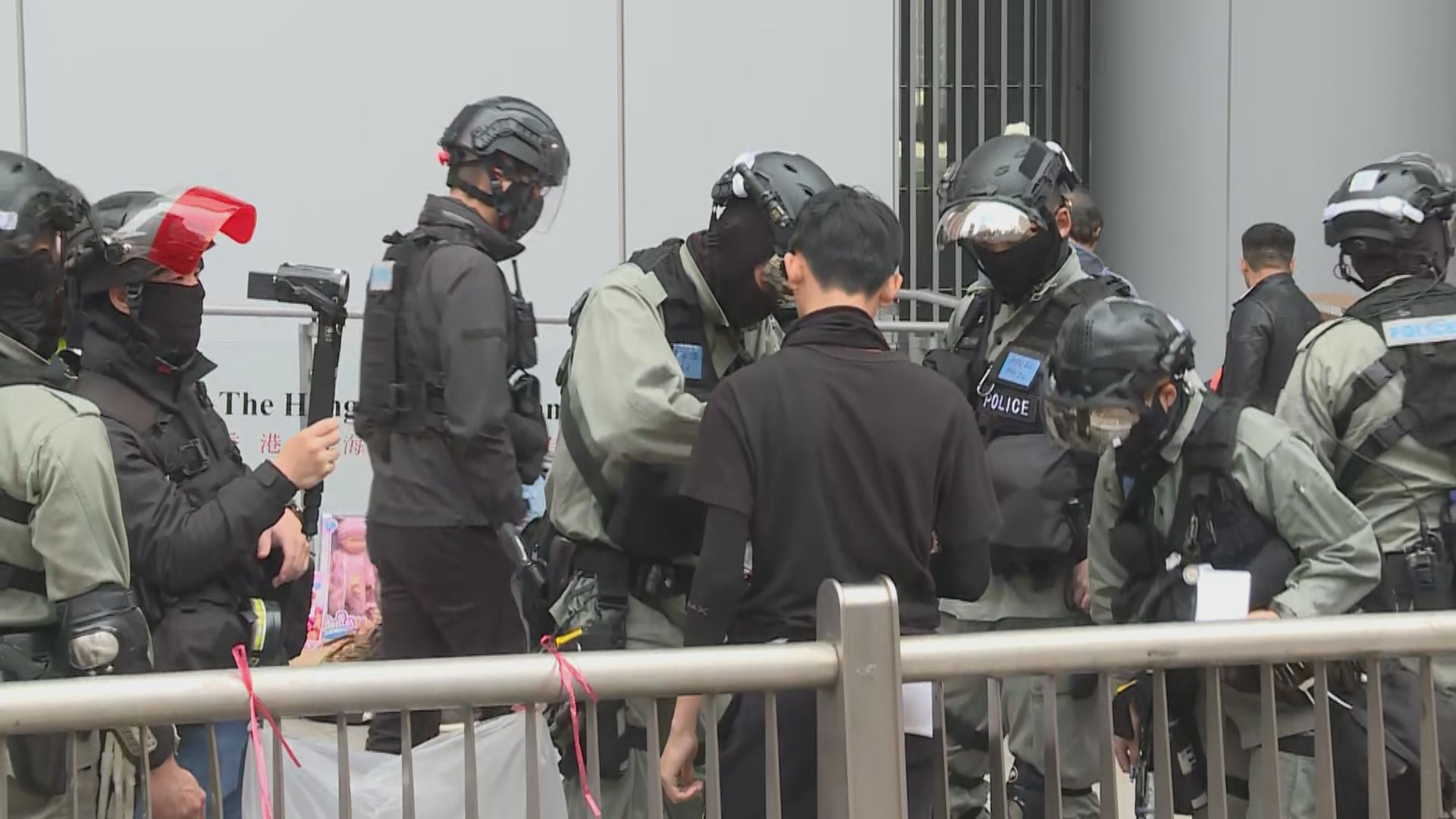 團體遮打花園集會　警方拘捕四人涉藏攻擊性武器