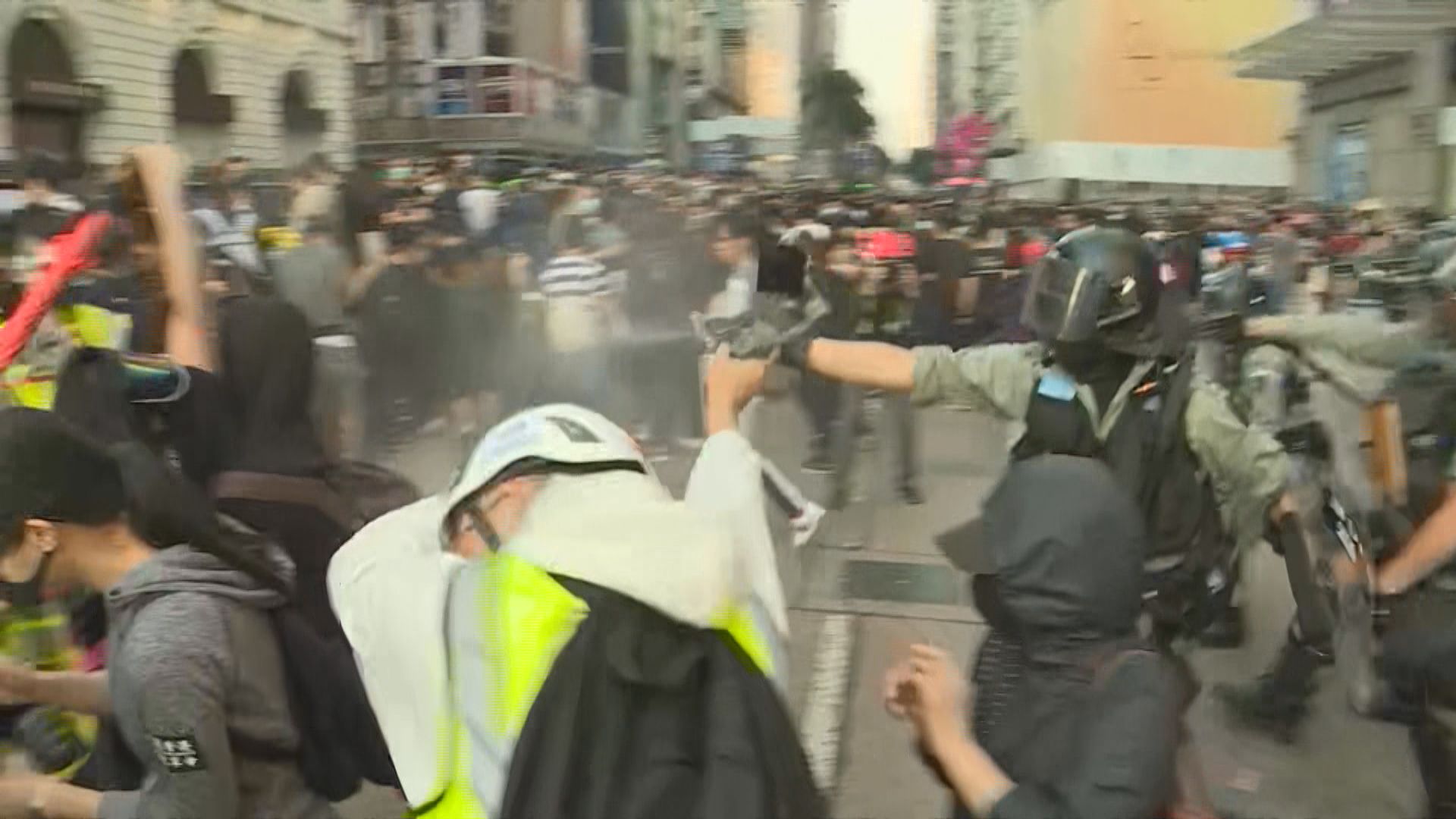 尖沙咀遊行市民迫出馬路　警施放胡椒噴霧