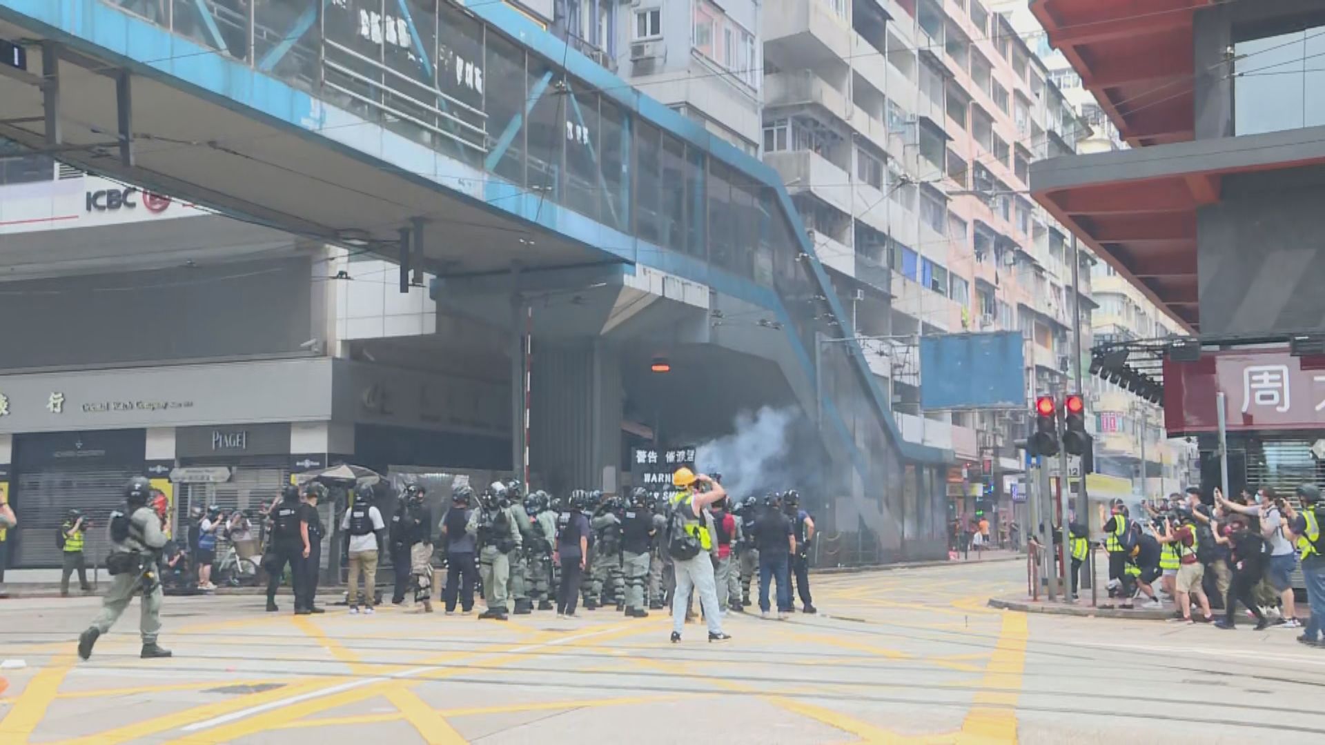 示威者銅鑼灣灣仔一帶堵路燒雜物　警方施放催淚彈