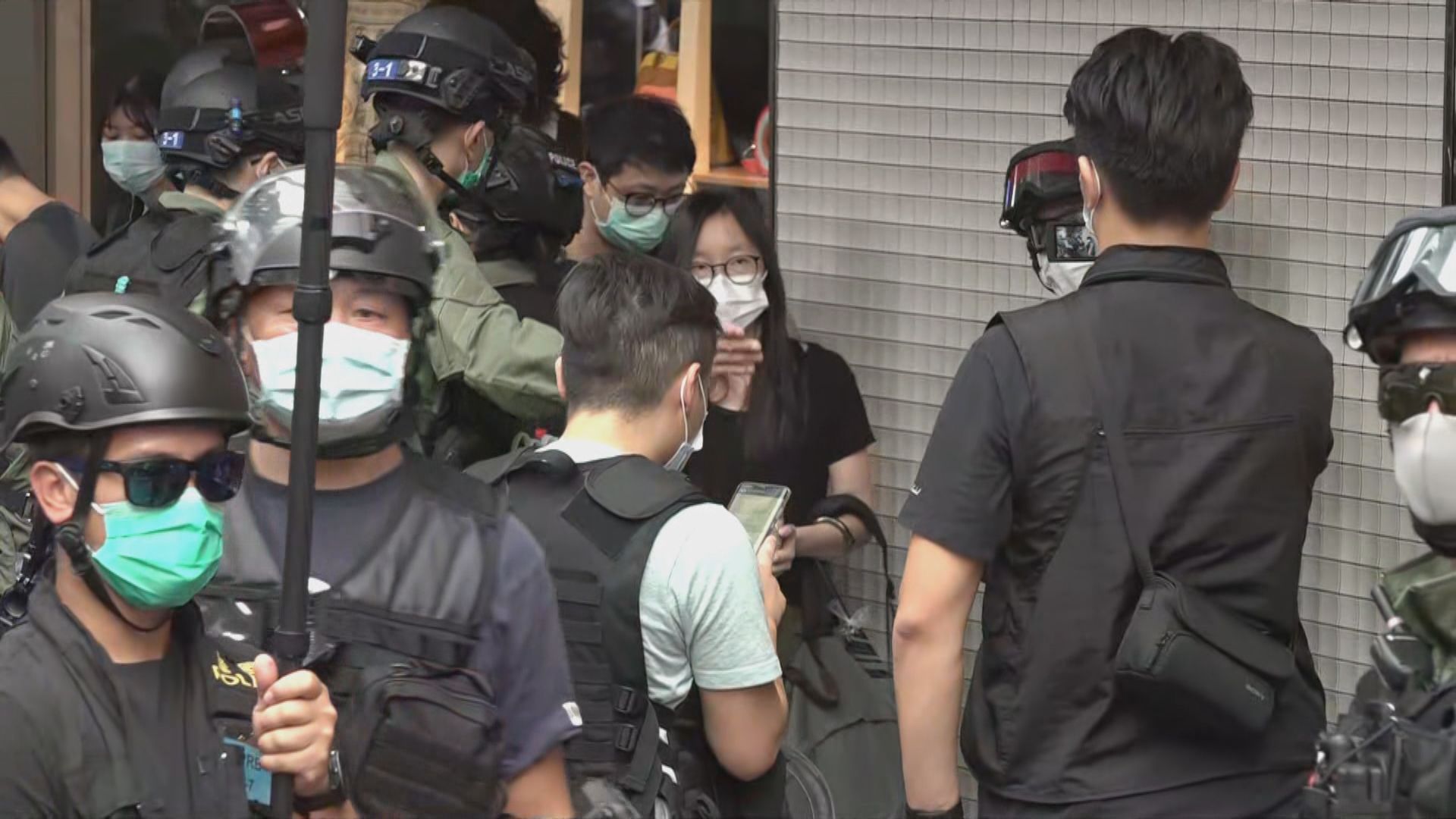 警方銅鑼灣一度拉橙帶包圍近百人查問　部分人被捕