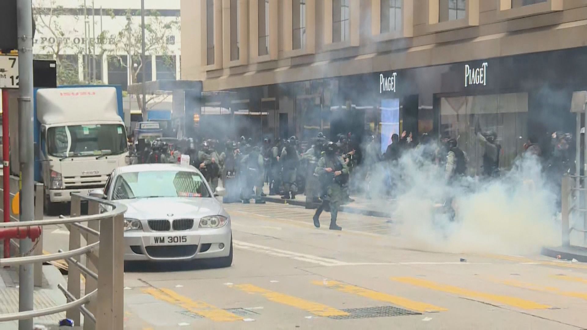 防暴警中環放催淚彈　警方稱兩警員遭以木棍圍毆