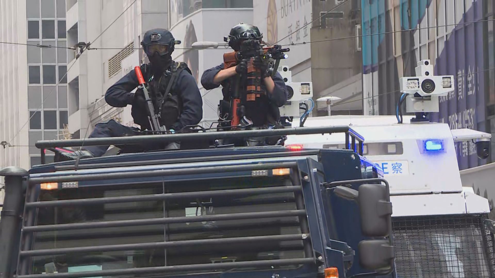 防暴警察中環施放催淚彈　水炮車裝甲車巡行示警