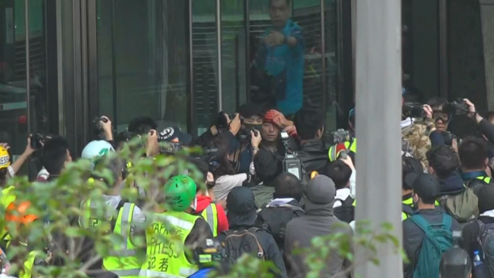 警方中環施放多枚催淚彈　遮打花園集會要中止