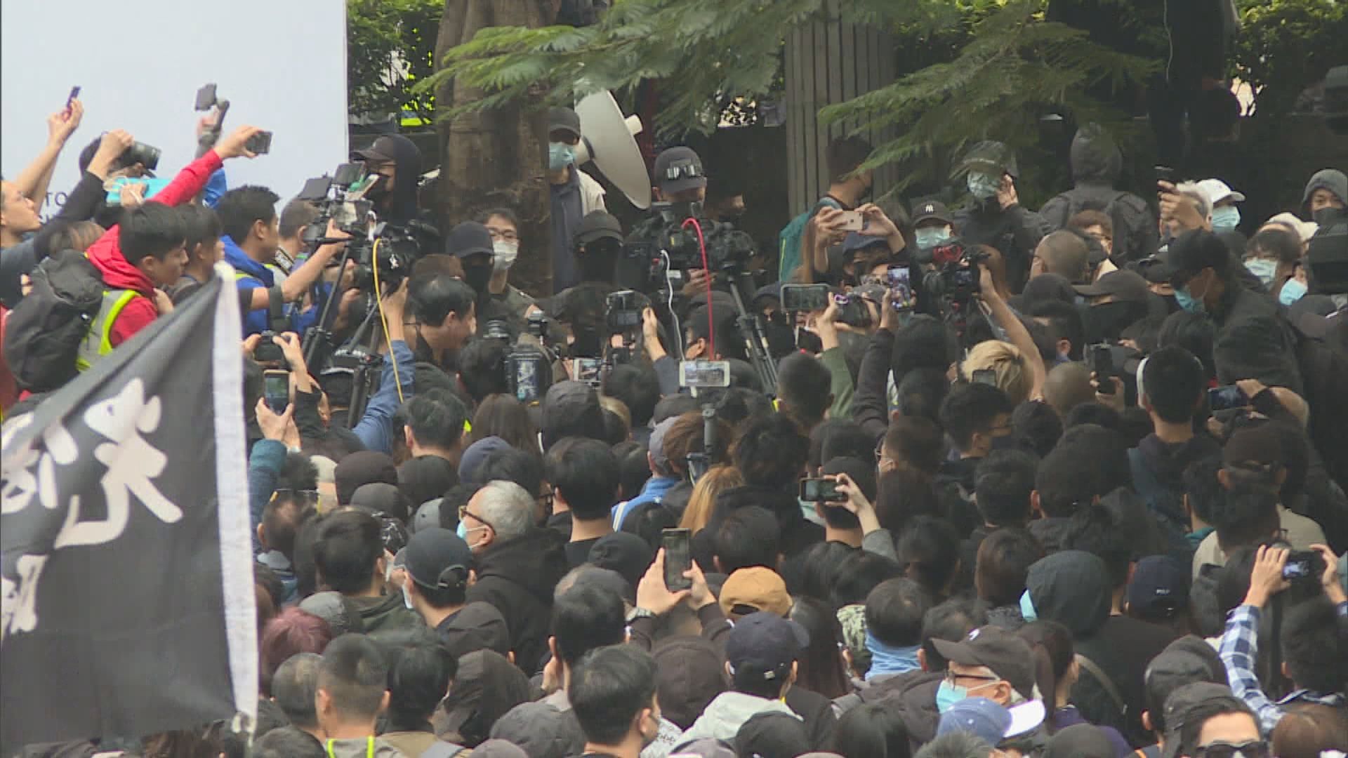 警方稱主辦單位未能控制秩序　下午四時許要求中止集會