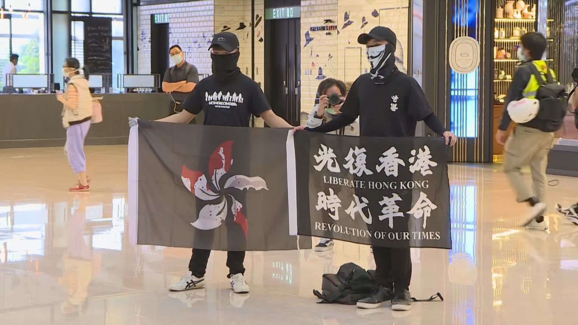 國際金融中心商場有人聚集　警到場驅散