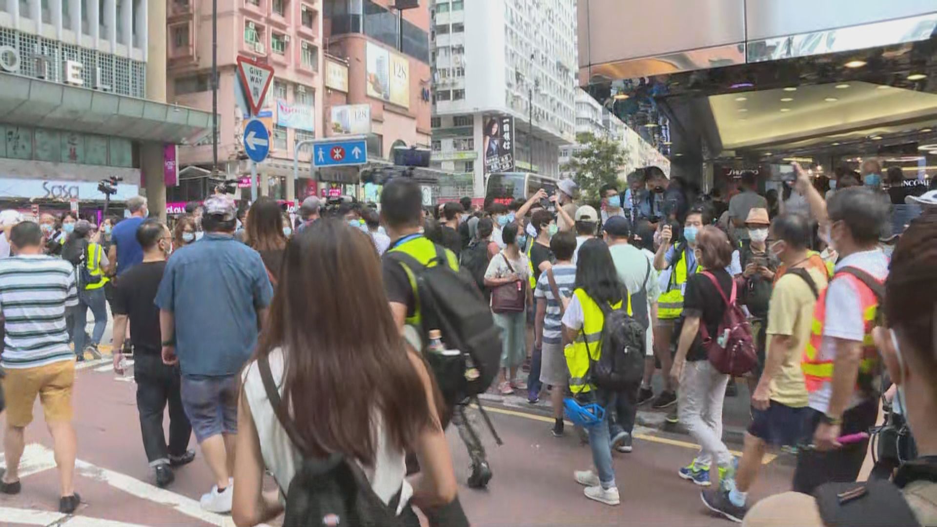 網民發起九龍遊行　警方彌敦道近永安百貨一度舉藍旗