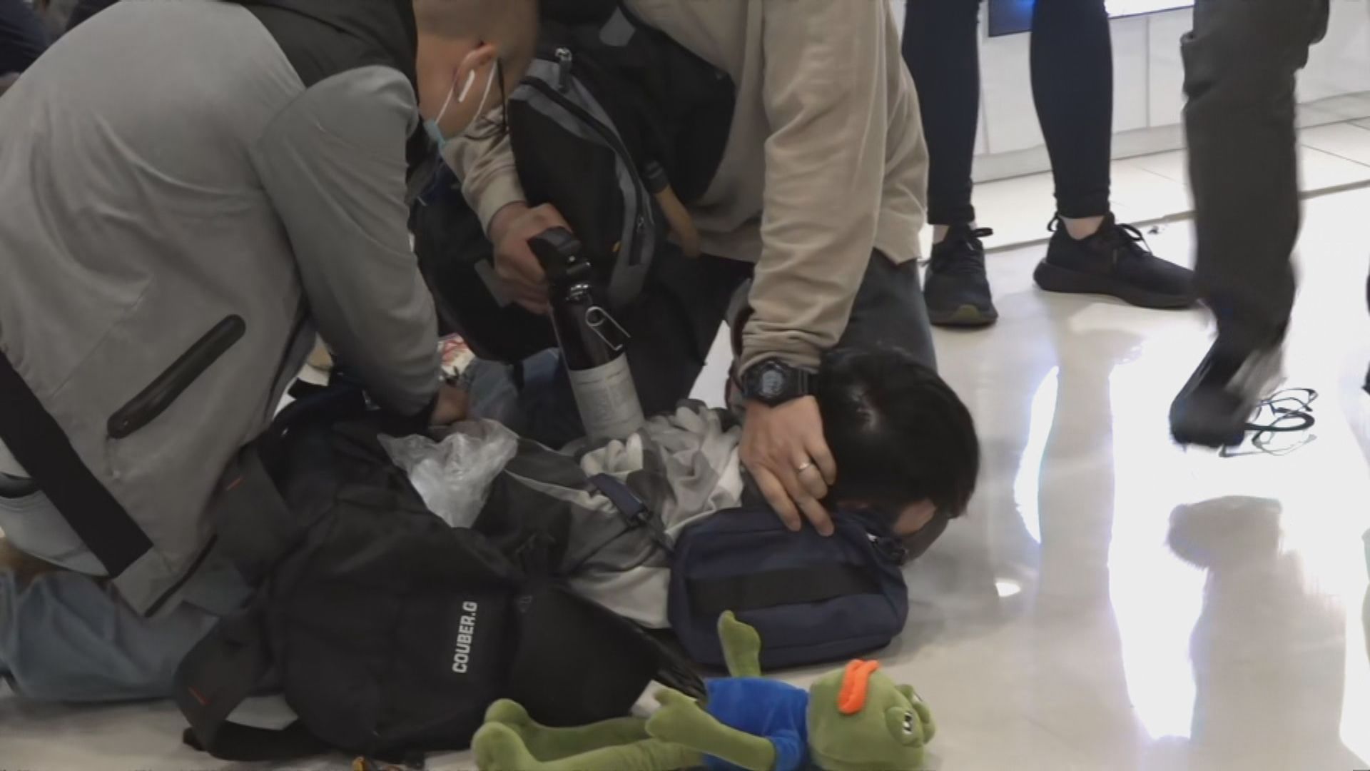 有人在德福廣場聚集　與便衣警員衝突