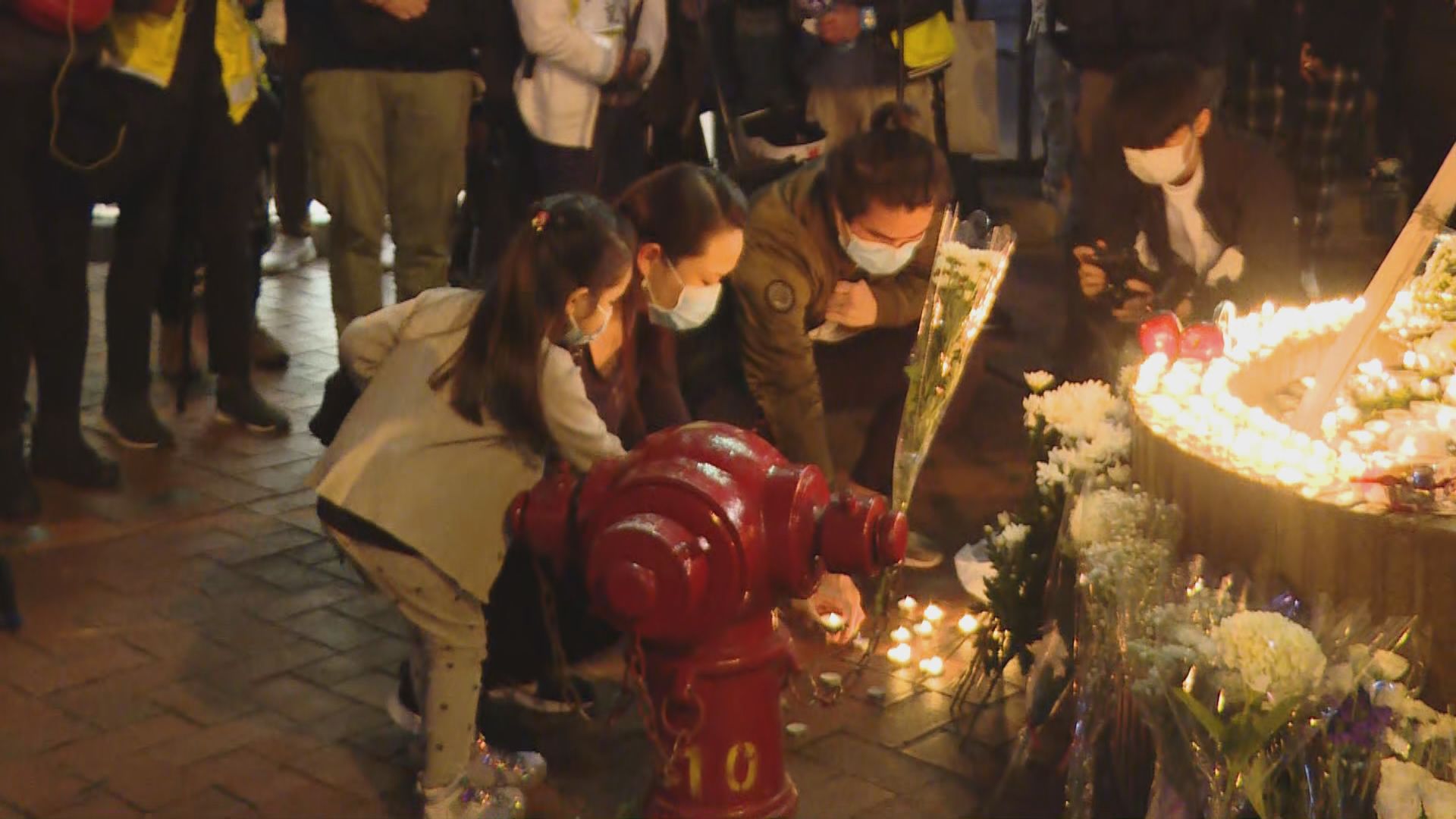 市民在金鐘悼念反修例示威墮樓死者