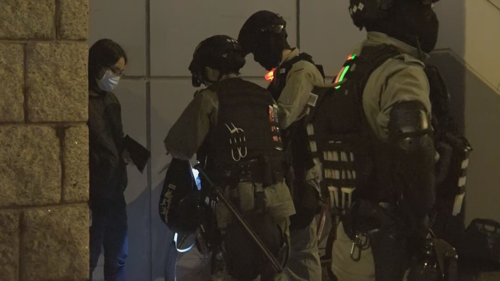 警員高院外戒備　搜查一人及記下身分資枓