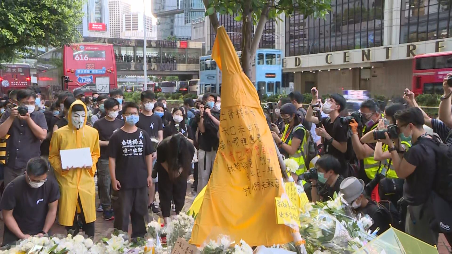 金鐘太古廣場有市民悼念一年前墮樓男子梁凌杰