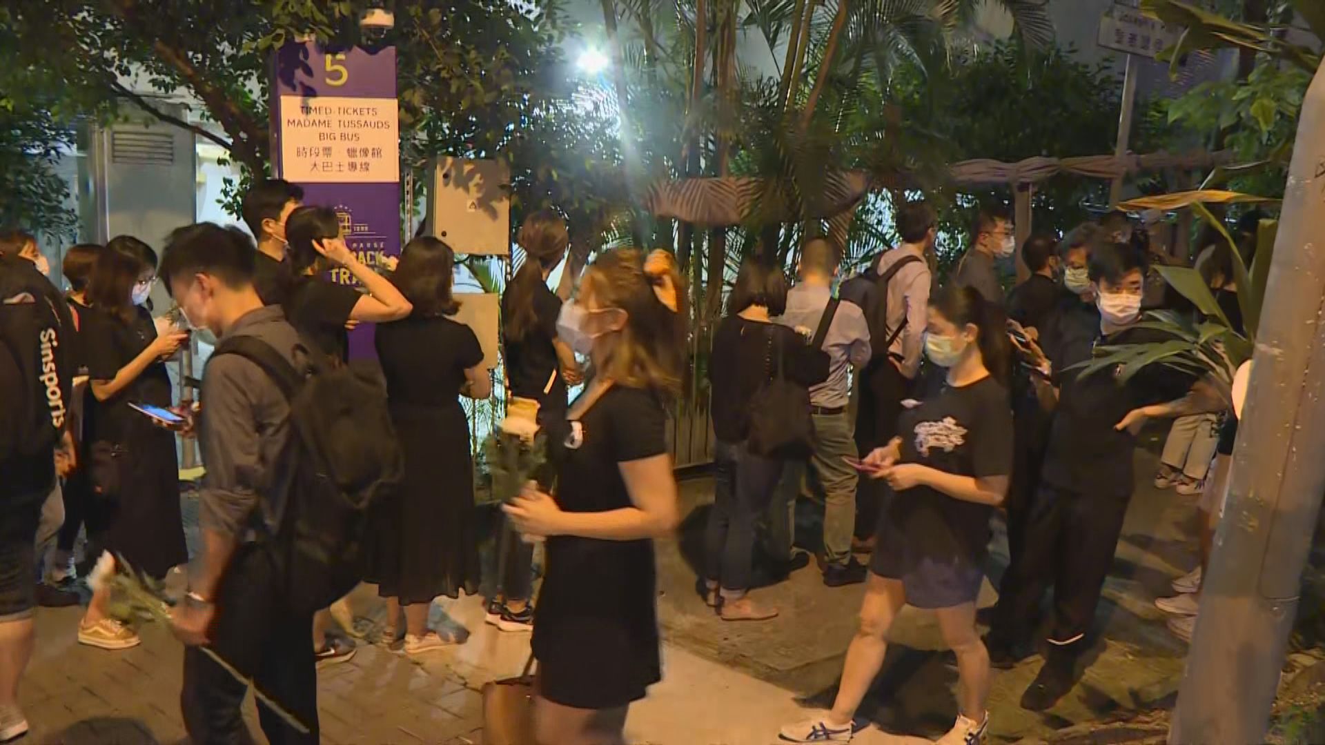 有市民到太古廣場悼念梁凌杰　人龍排到中環纜車站附近