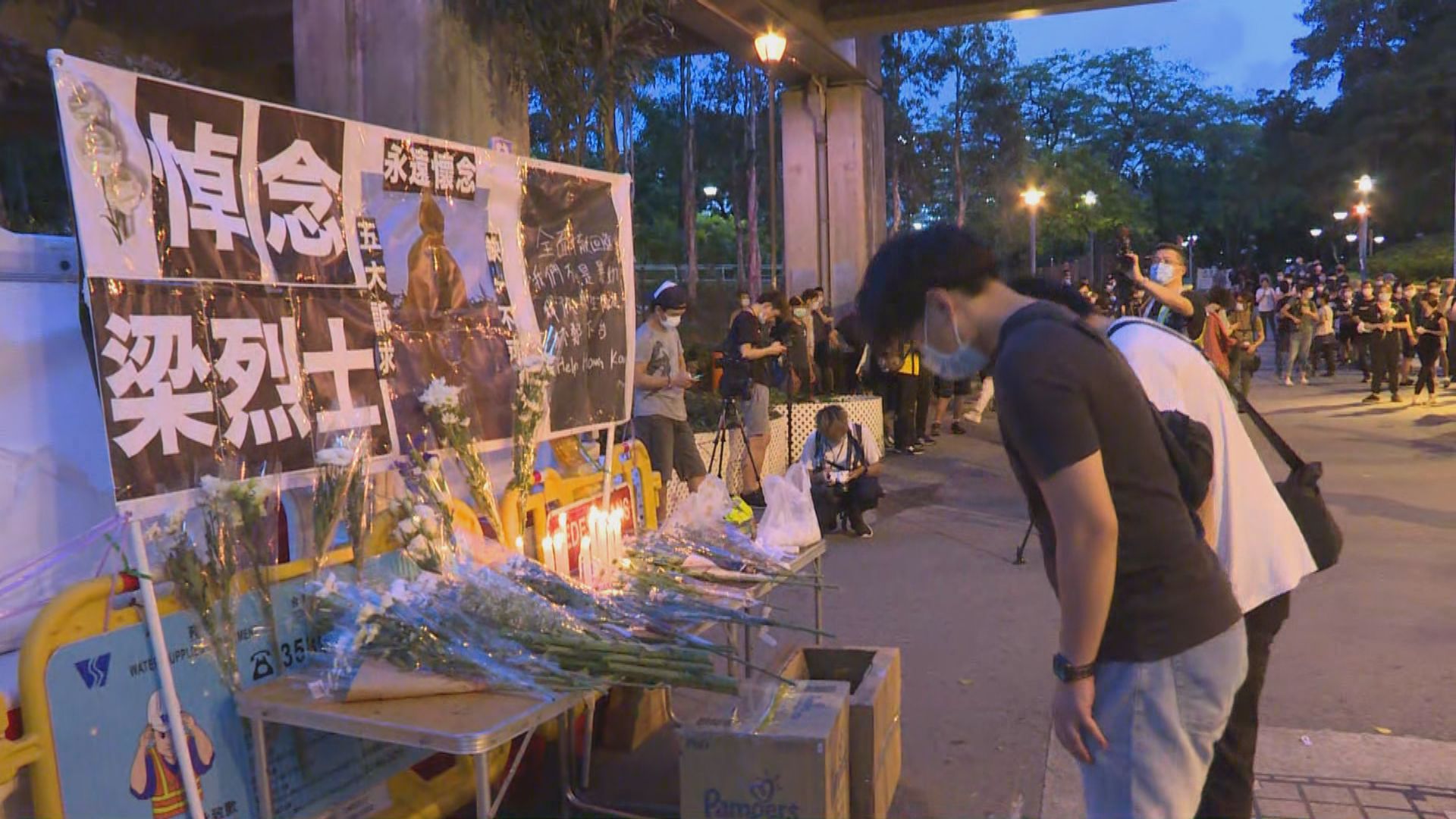屯門西鐵站外設有祭壇　大批市民獻花及高叫口號