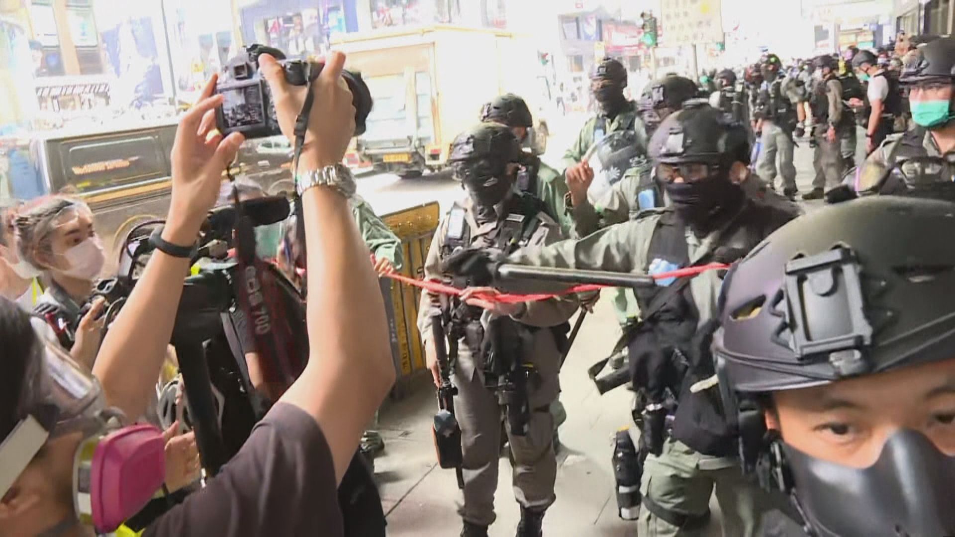 中環畢打街有人堵路　防暴警員開防暴槍驅散