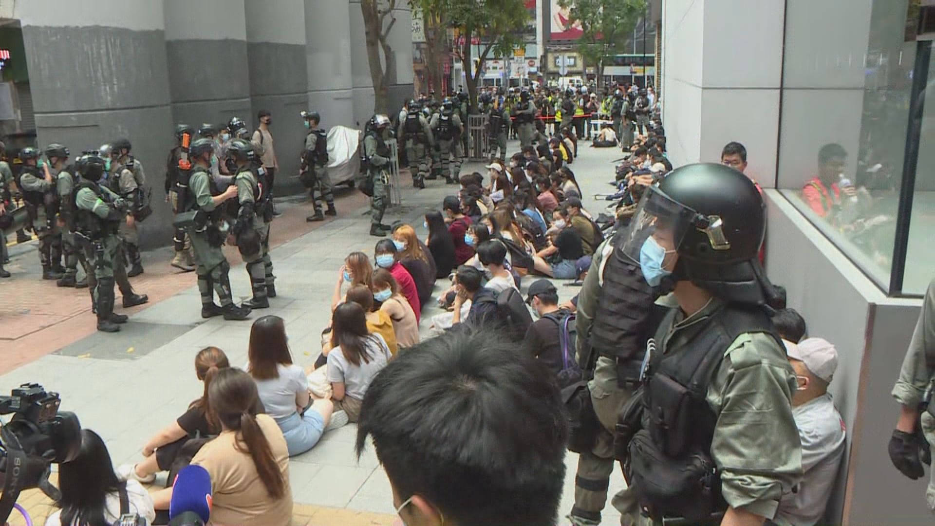 銅鑼灣近百人被截停搜查並帶返警署調查