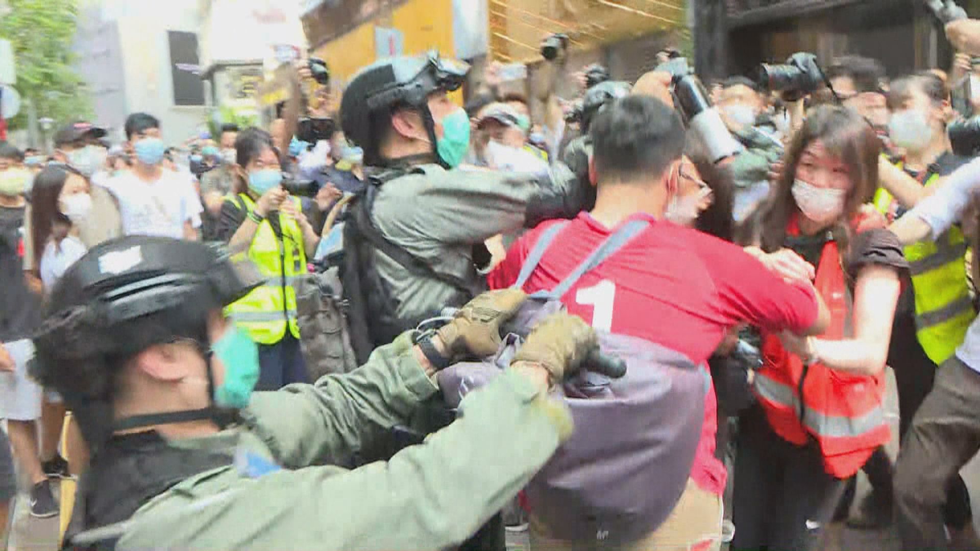 多區下午有人群聚集　警強行拉走北區教會陳凱興