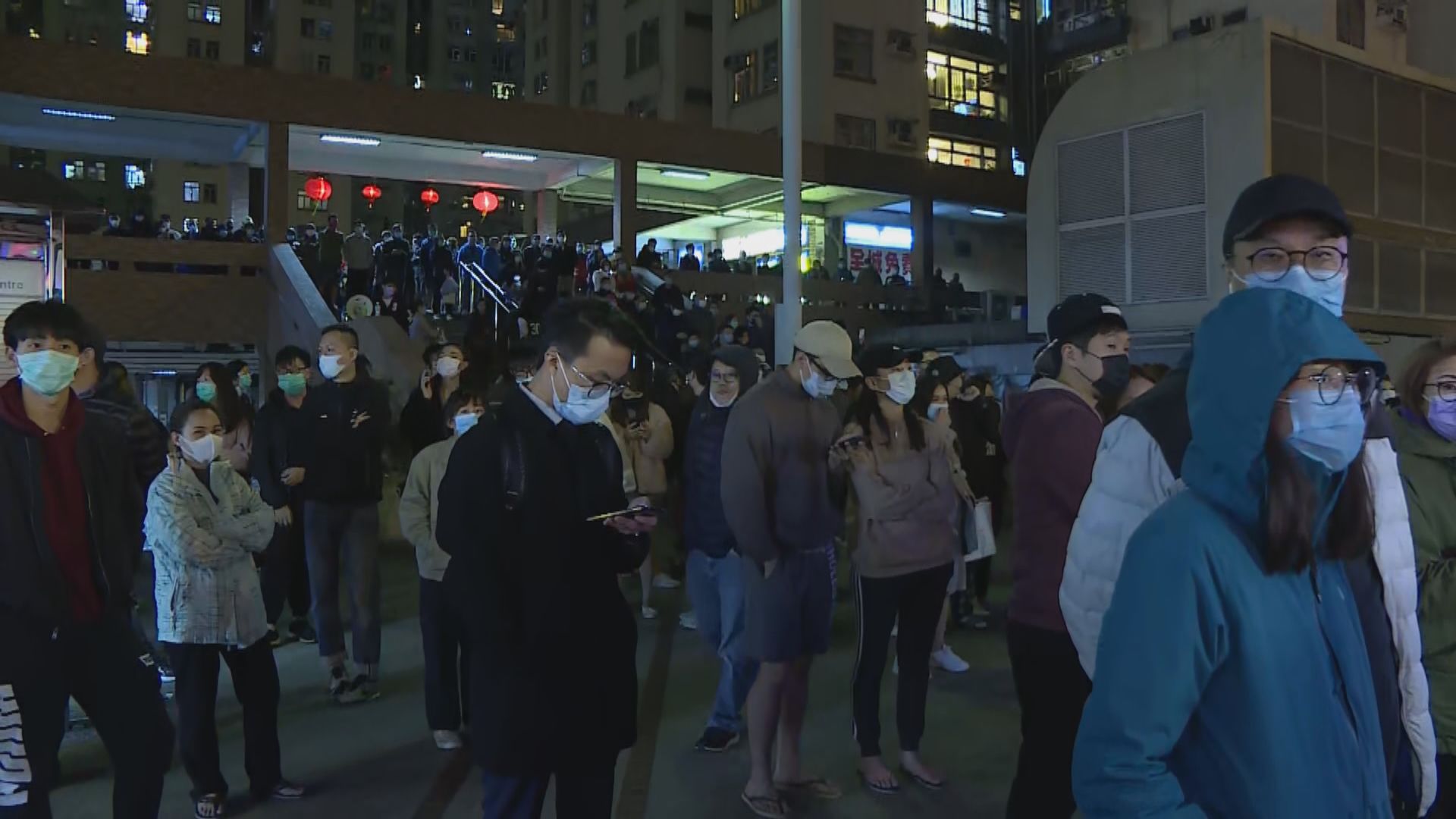 數百人晚上美孚新邨聚集　防暴警到場戒備