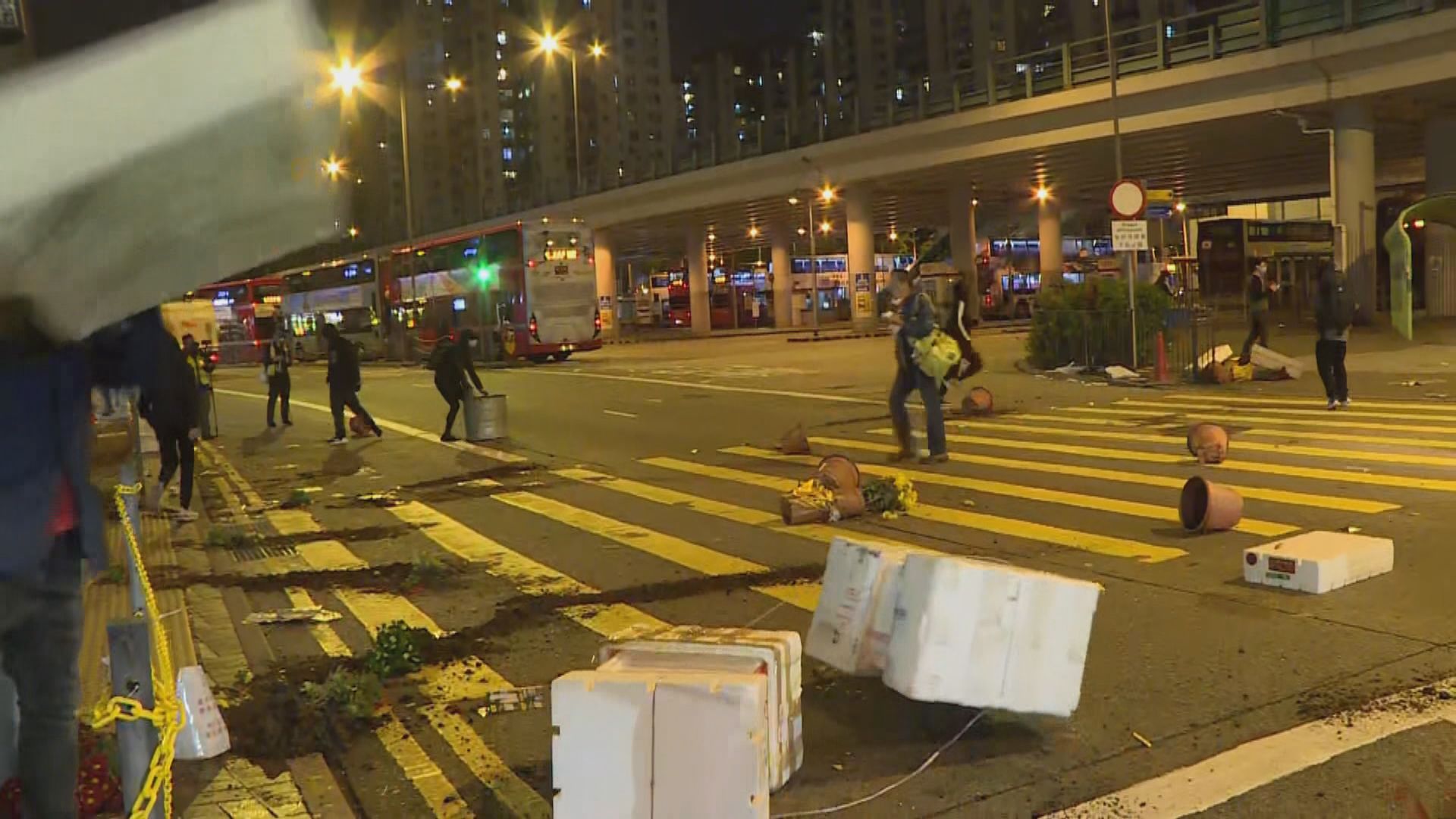 美孚周六晚有人堵路抗議附近旅舍作檢疫中心