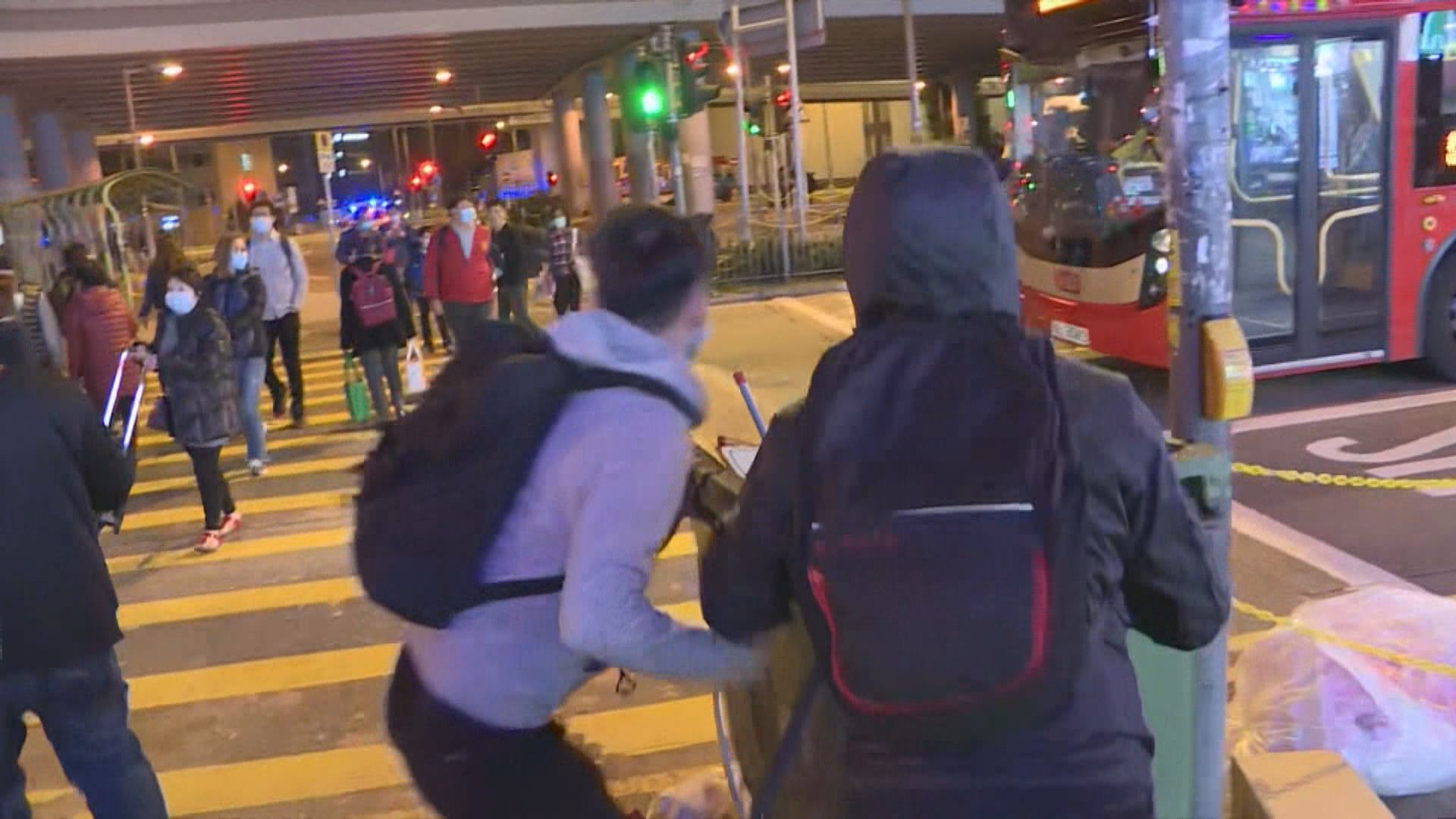 晚上有人在美孚新邨堵路　多人被制服