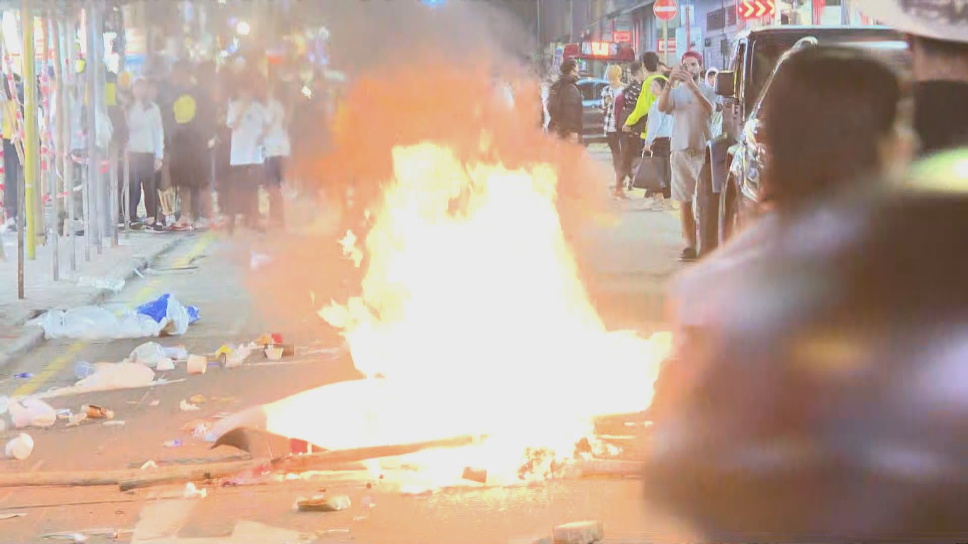 旺角有人群聚集堵路及縱火　防暴警驅散人群