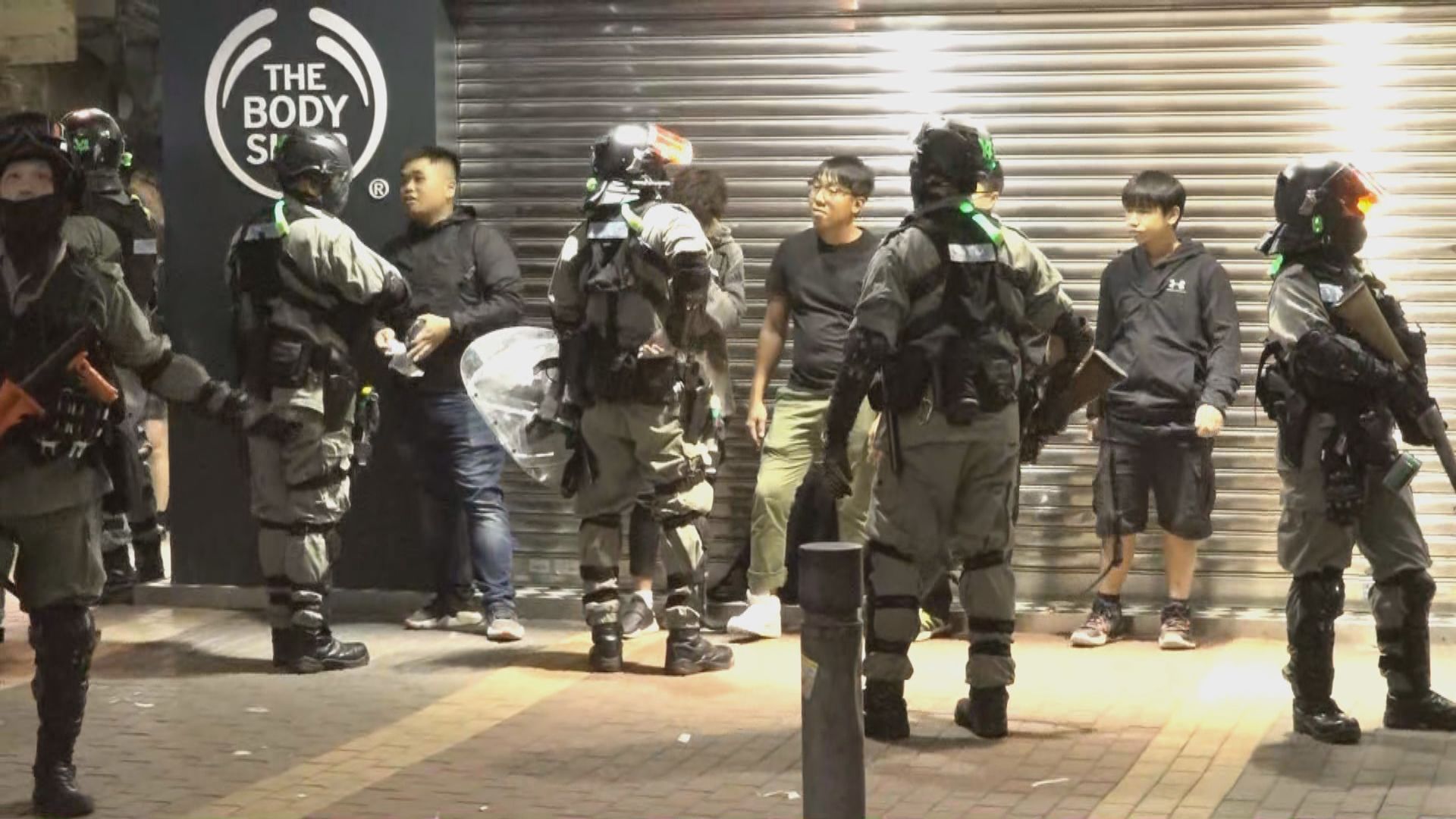 旺角過百人聚集　防暴警逐一登記身份證