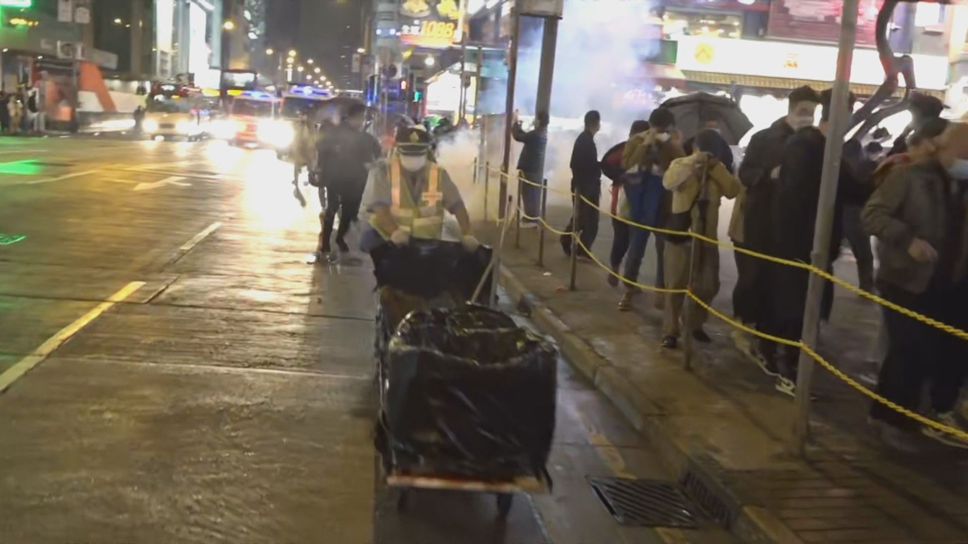 警方旺角施放催淚彈驅散人群