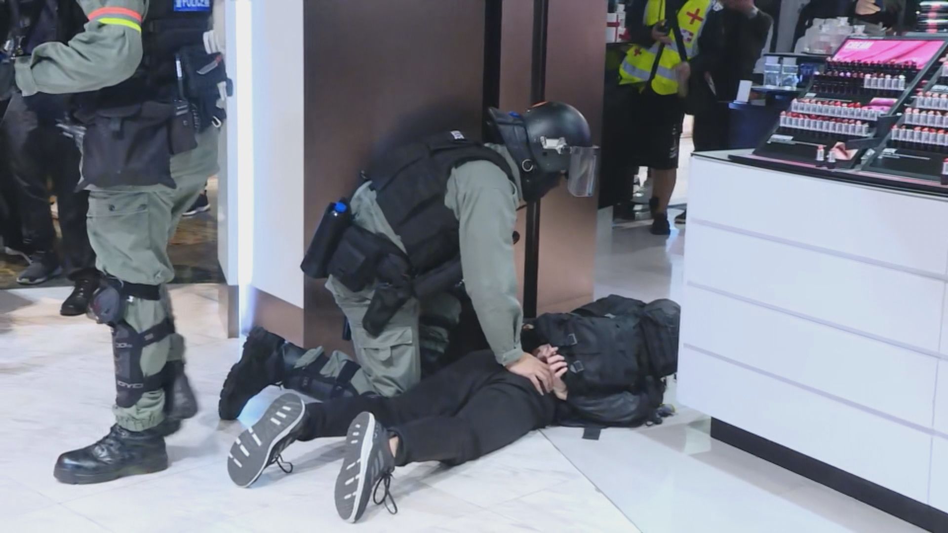 旺角晚上大批市民聚集　最少一人被帶走