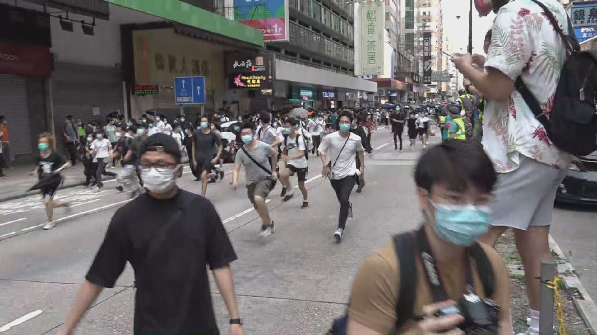 旺角下午有人群走出彌敦道　警員施放胡椒噴霧