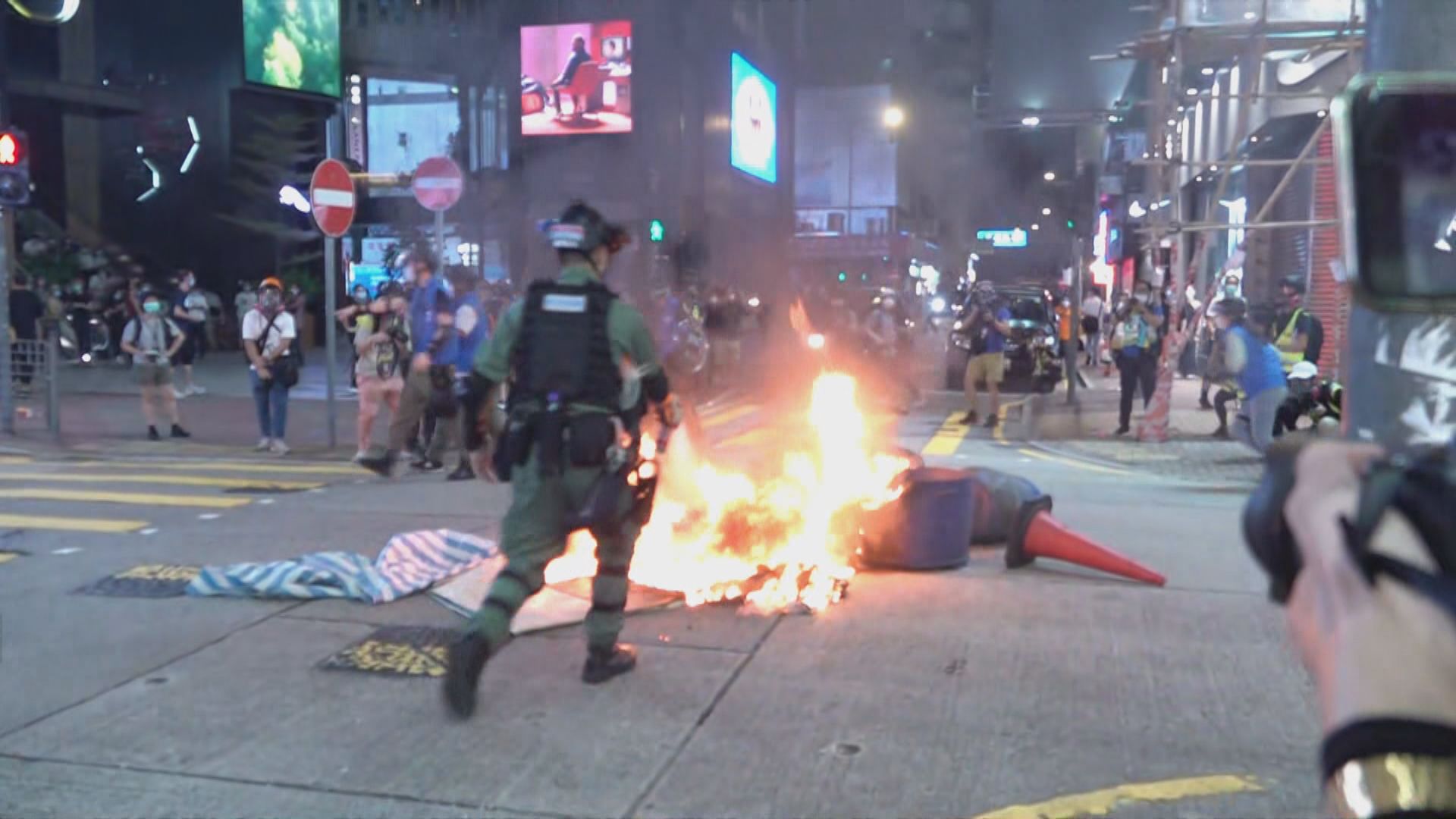 旺角有人用雜物堵路及縱火　多人被制服
